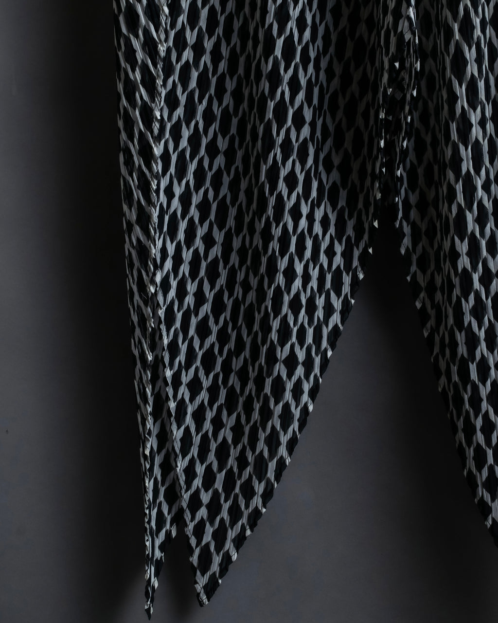 "ISSEY MIYAKE White label"
 Tailcoat design sleeveless dress