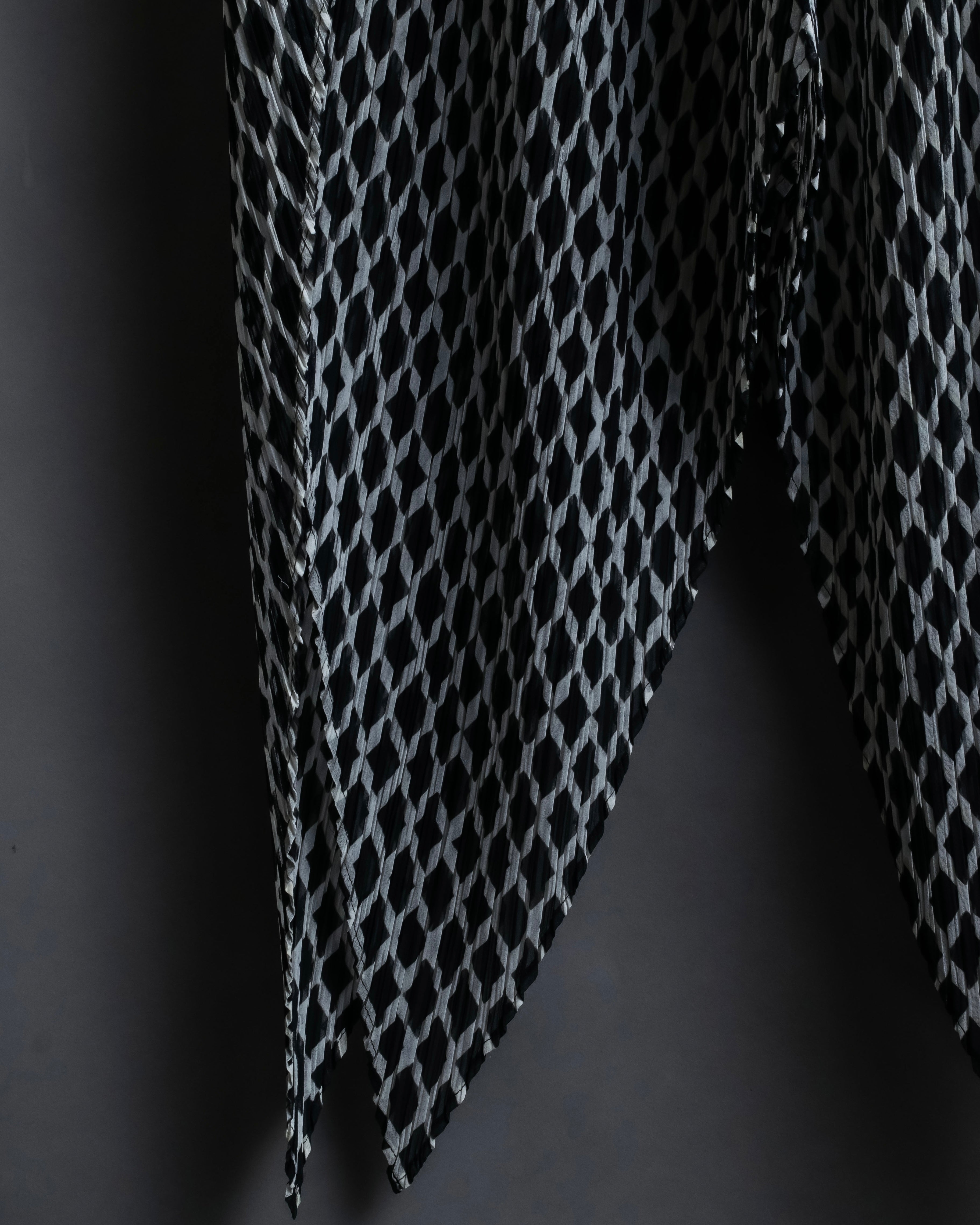 "ISSEY MIYAKE White label"
 Tailcoat design sleeveless dress