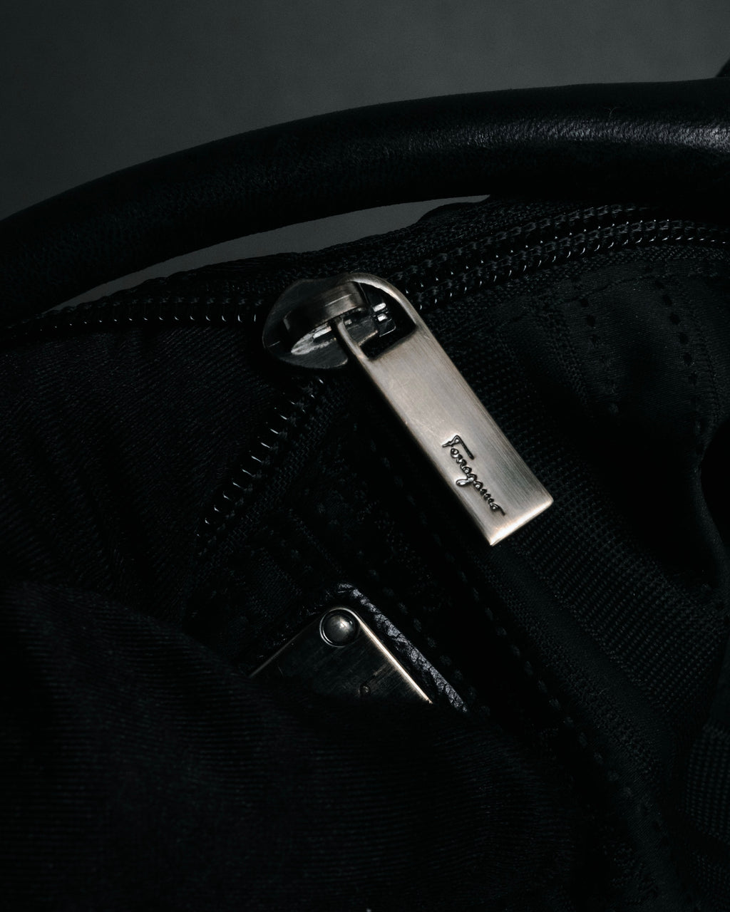 –SPECIAL– "Salvatore Ferragamo"
00’s Gancini ring-gathered nappa 2way bag