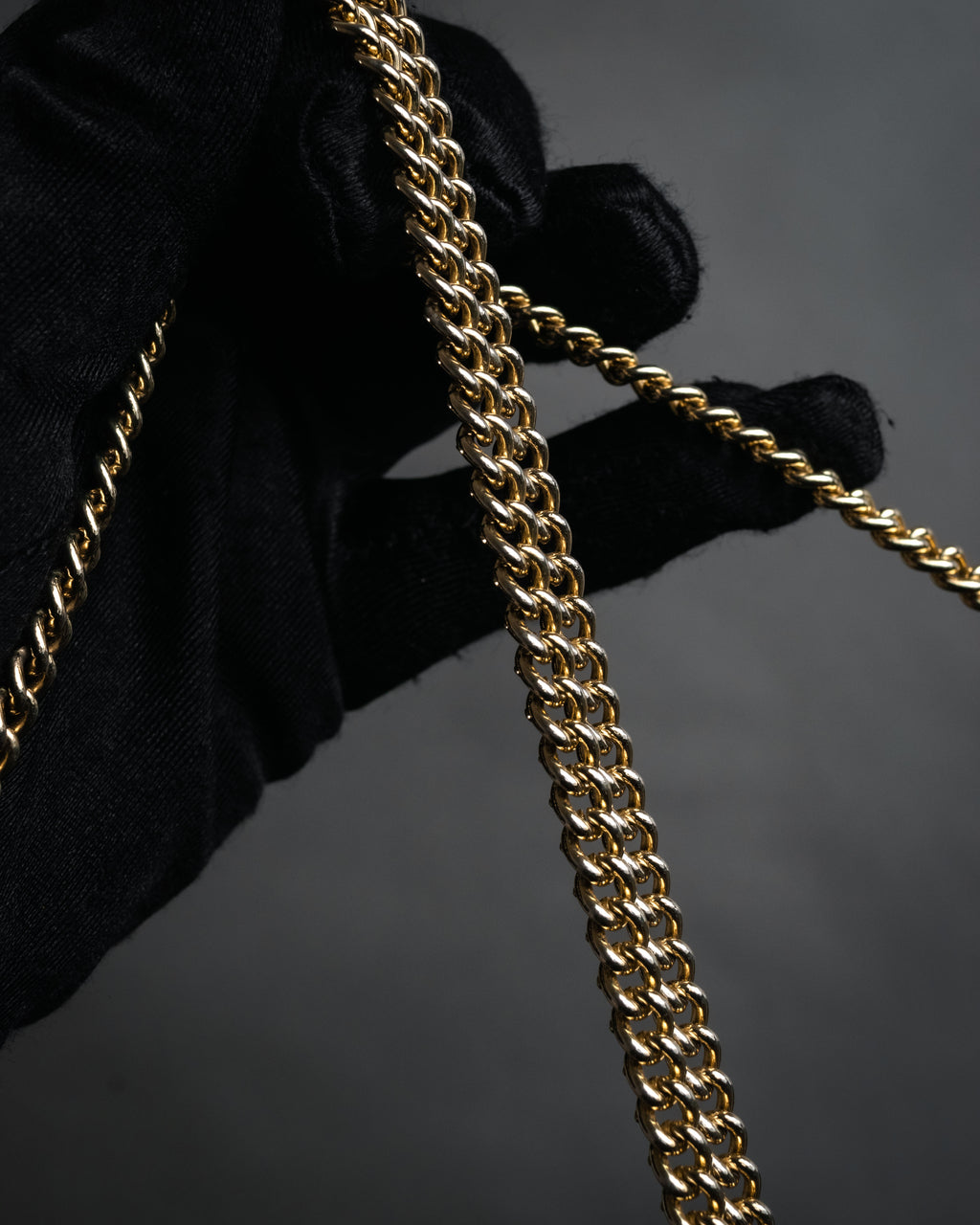 “VALENTINO” 80’s-90’s Embossed V logo chain clutch bag