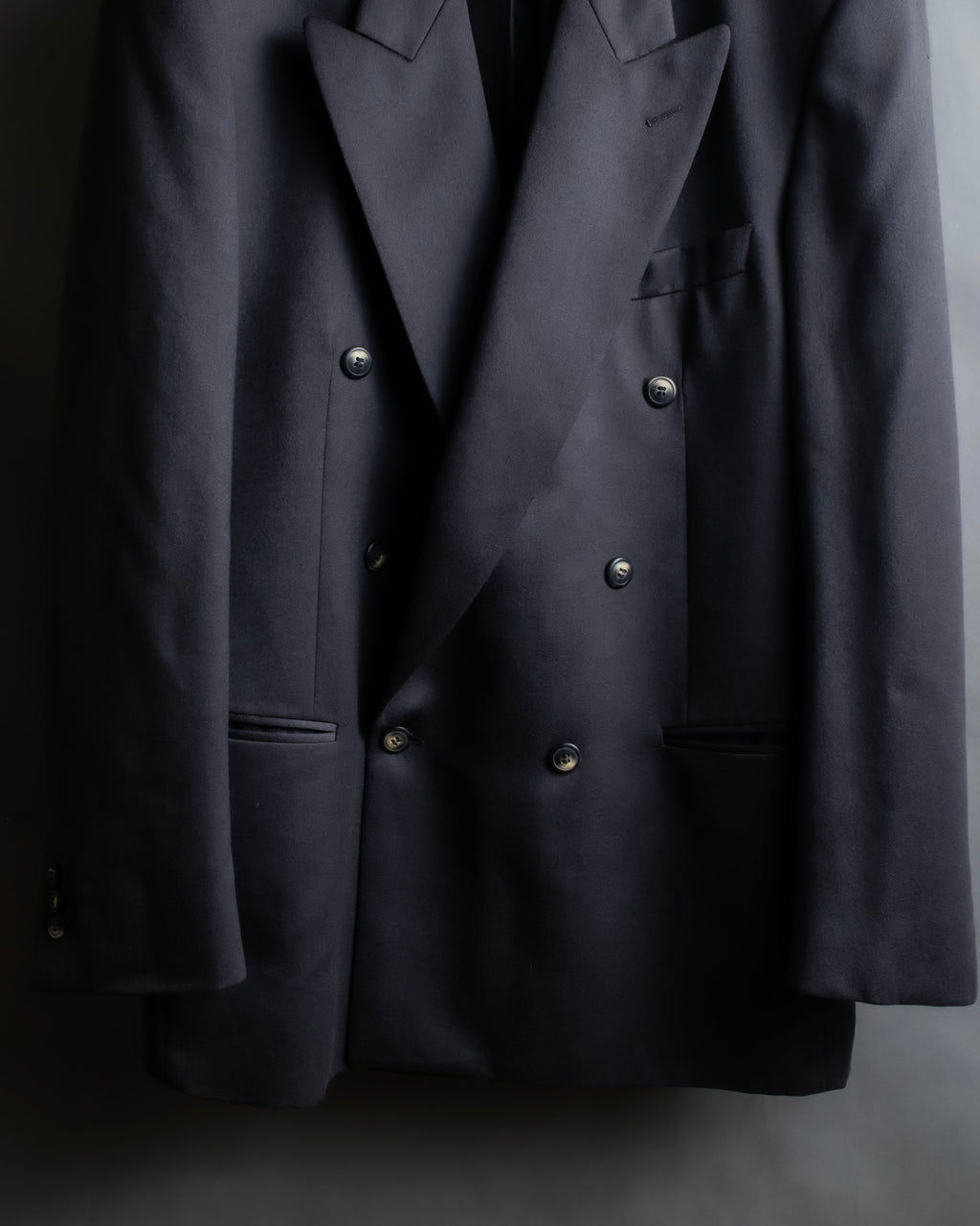 Vintage shoulder construction peak lapel tailored jacket