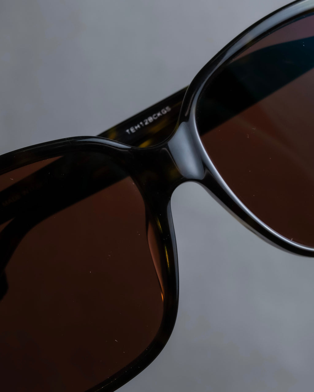 "GUCCI" Wellington frame bee engraved sunglasses