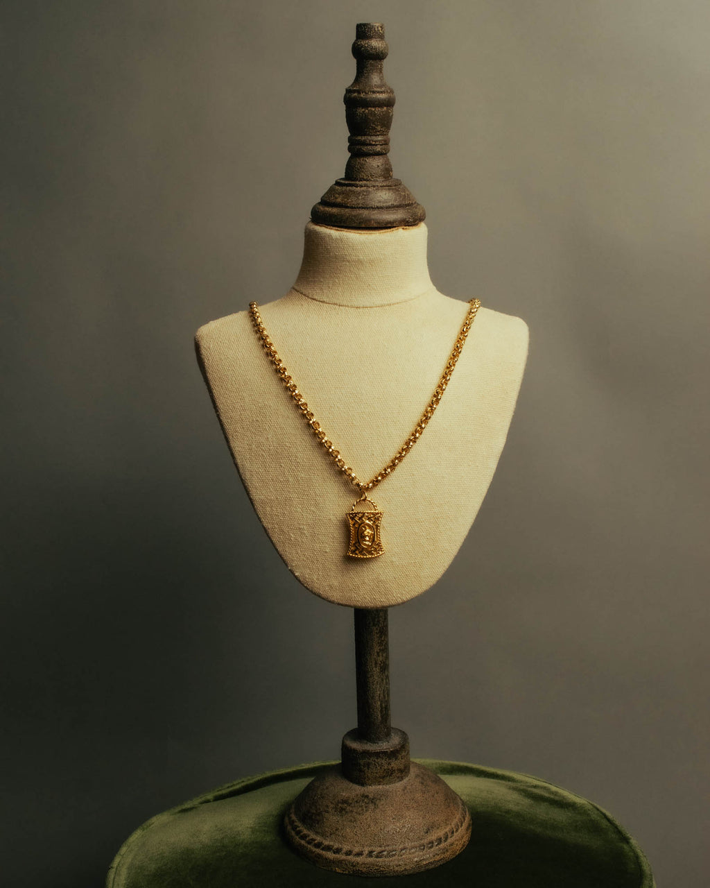 “NINA RICCI” Late 80’s-90’s gold tone openwork pendant necklace