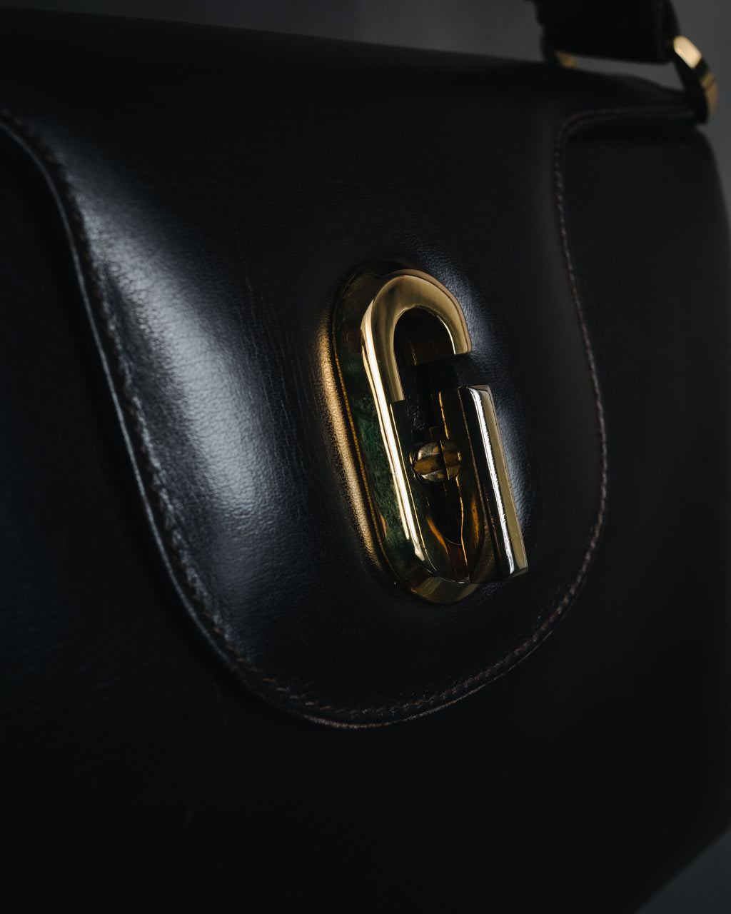 "GUCCI" 60’s-70’s Structured crest charm top-handle bag