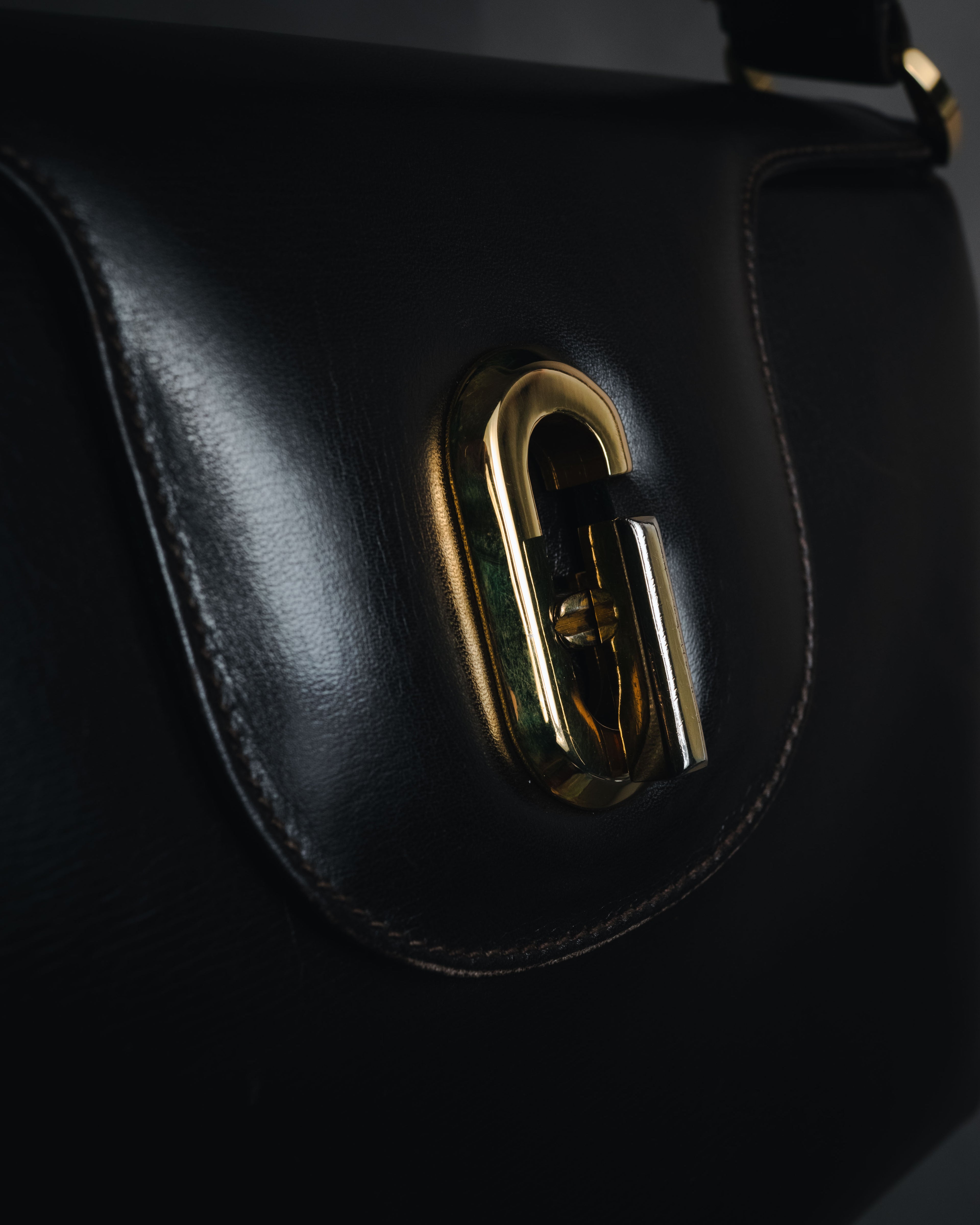 "GUCCI" 60’s-70’s Structured crest charm top-handle bag