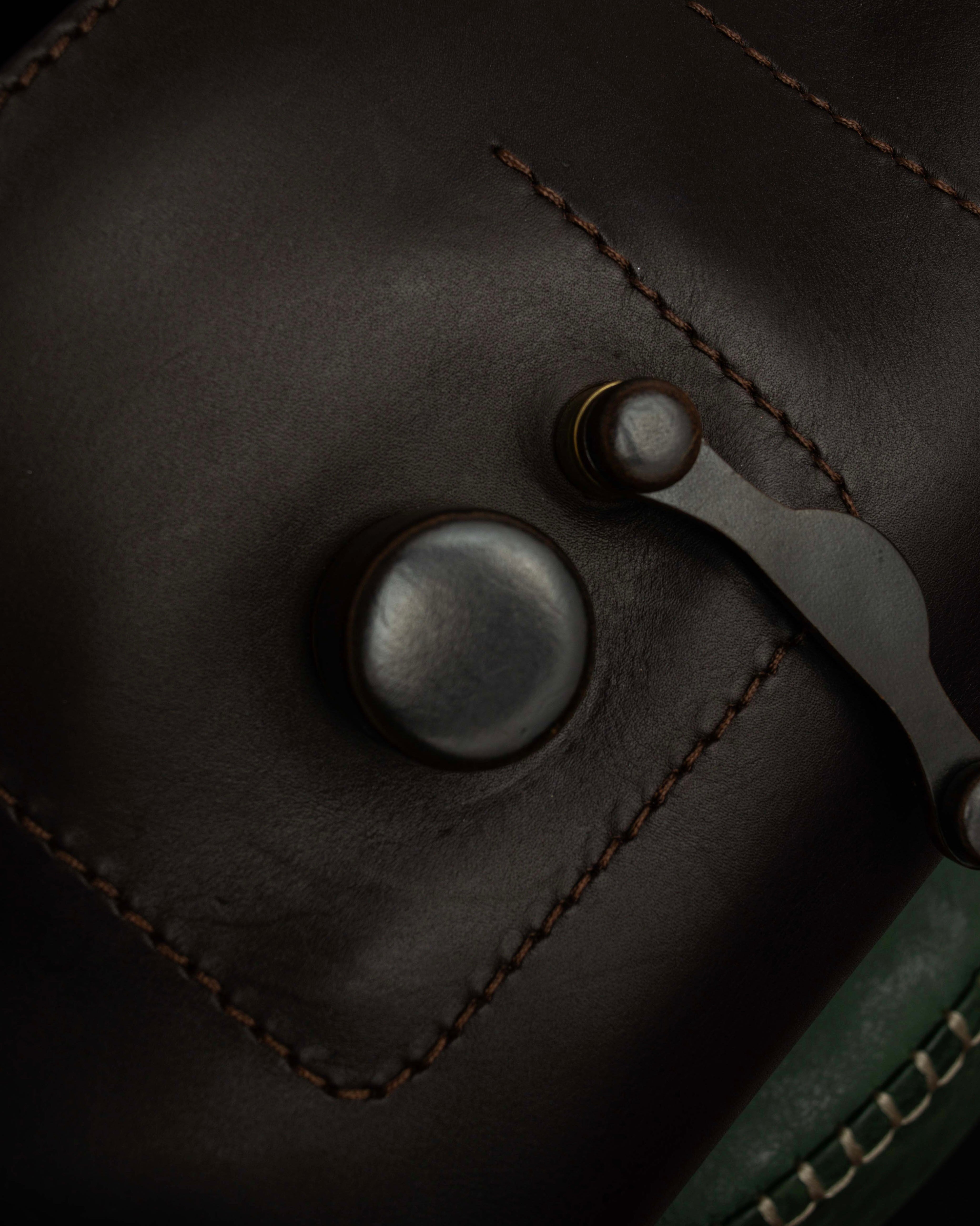 "Salvatore Ferragamo" Swivel crisp closure design leather one-handle bag