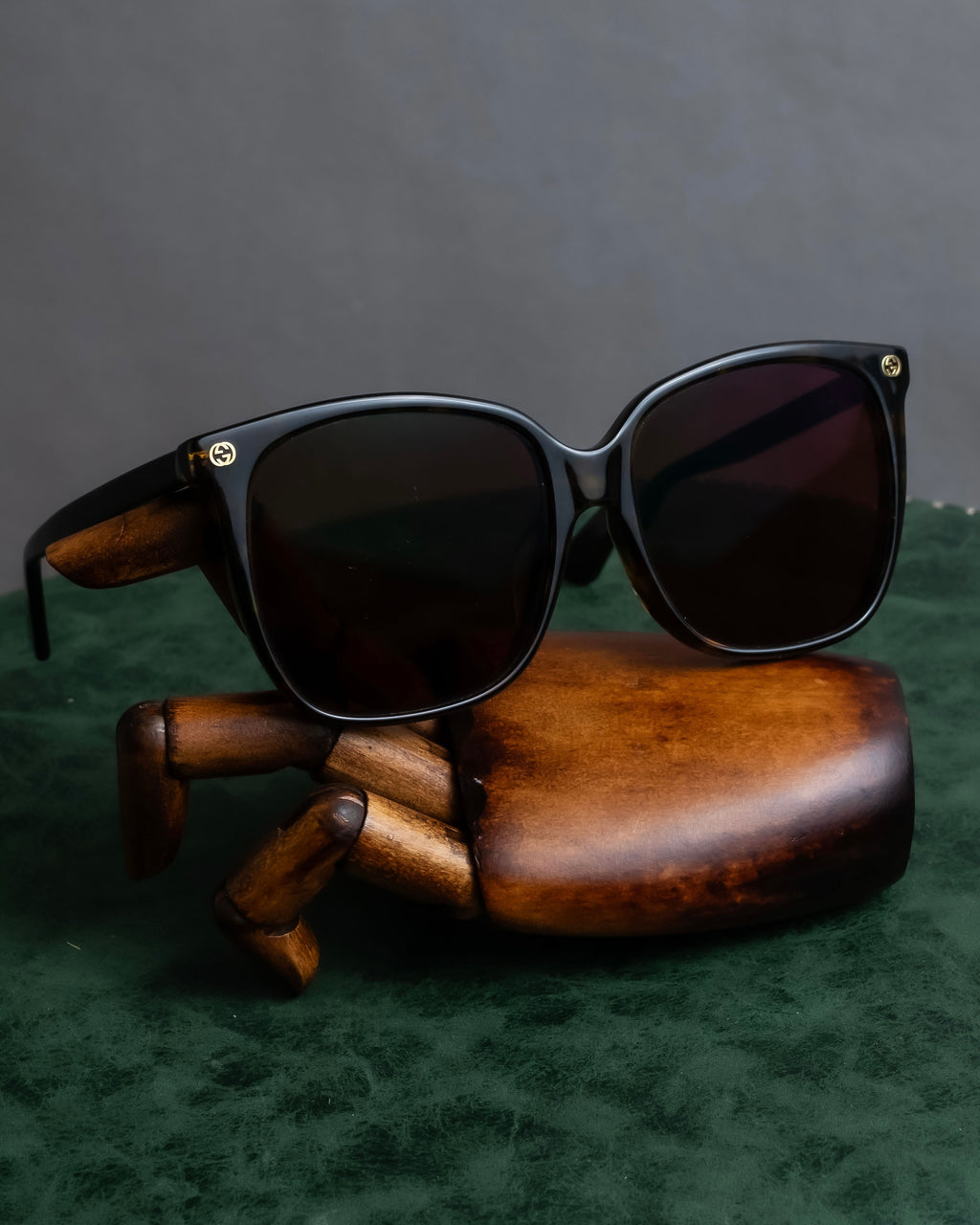 "GUCCI" Wellington frame bee engraved sunglasses