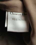 襟元に配されたChristian Diorの織りタグと、品番「KBS7A2600」を確認できる内側のカット。総裏仕立ての裏地もあわせて写しています。