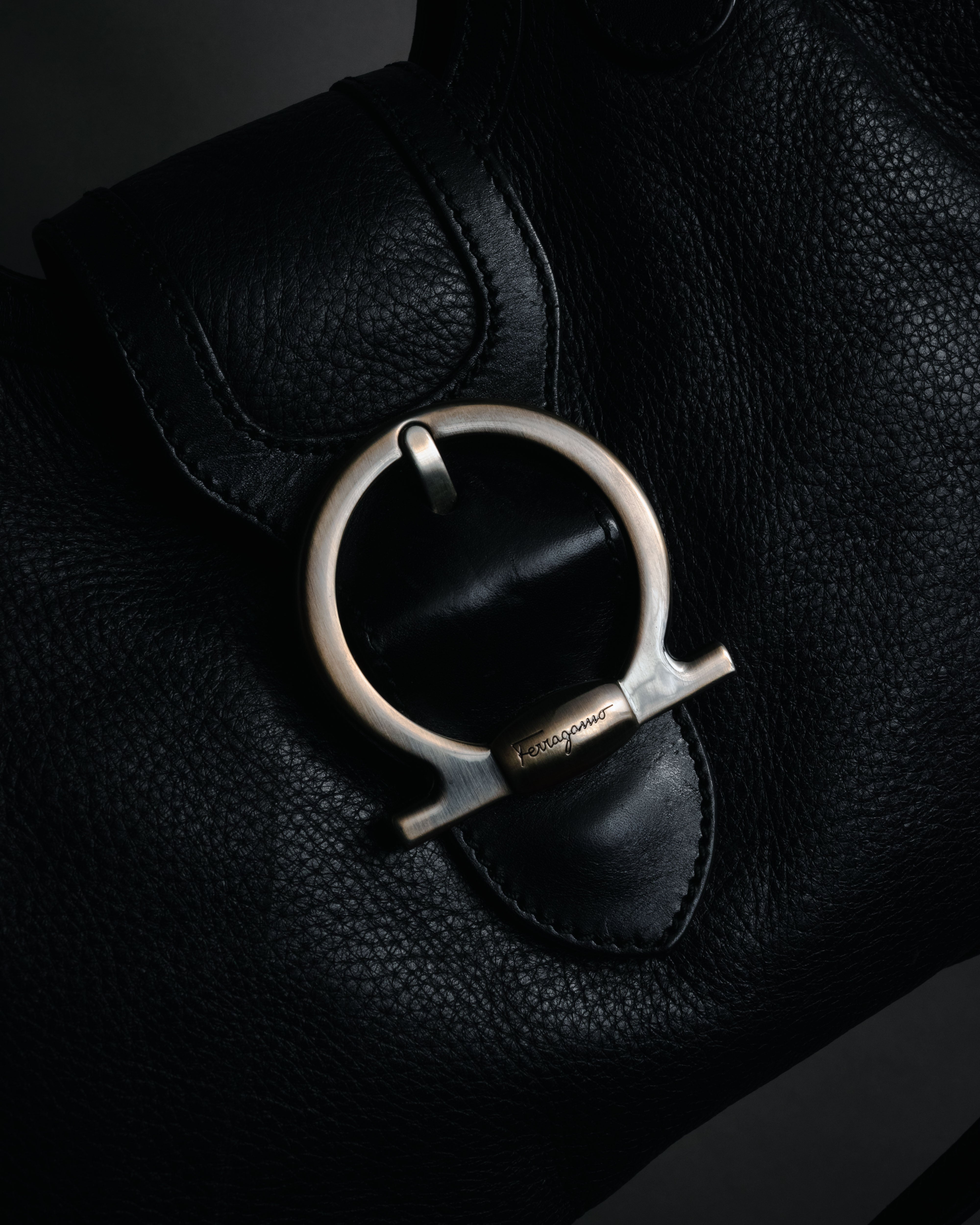 Salvatore Ferragamo ブラックパーティーバッグ Salvatore Ferragamo Black Pebbled Leather Briana Small Tote Bag