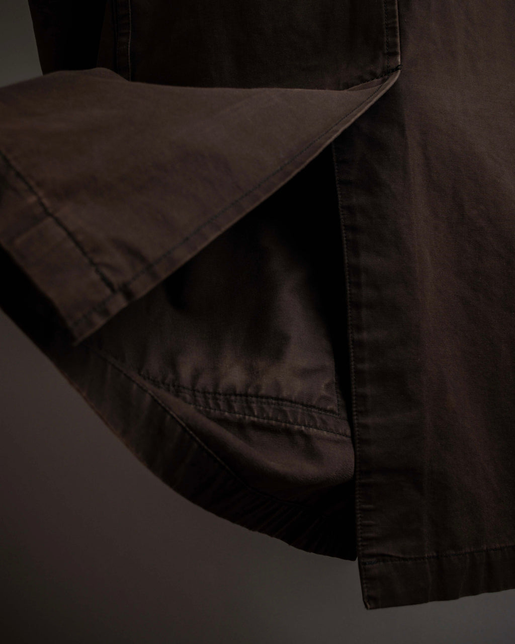 "BURBERRY" Subdued tone military detail mid-length trench coat