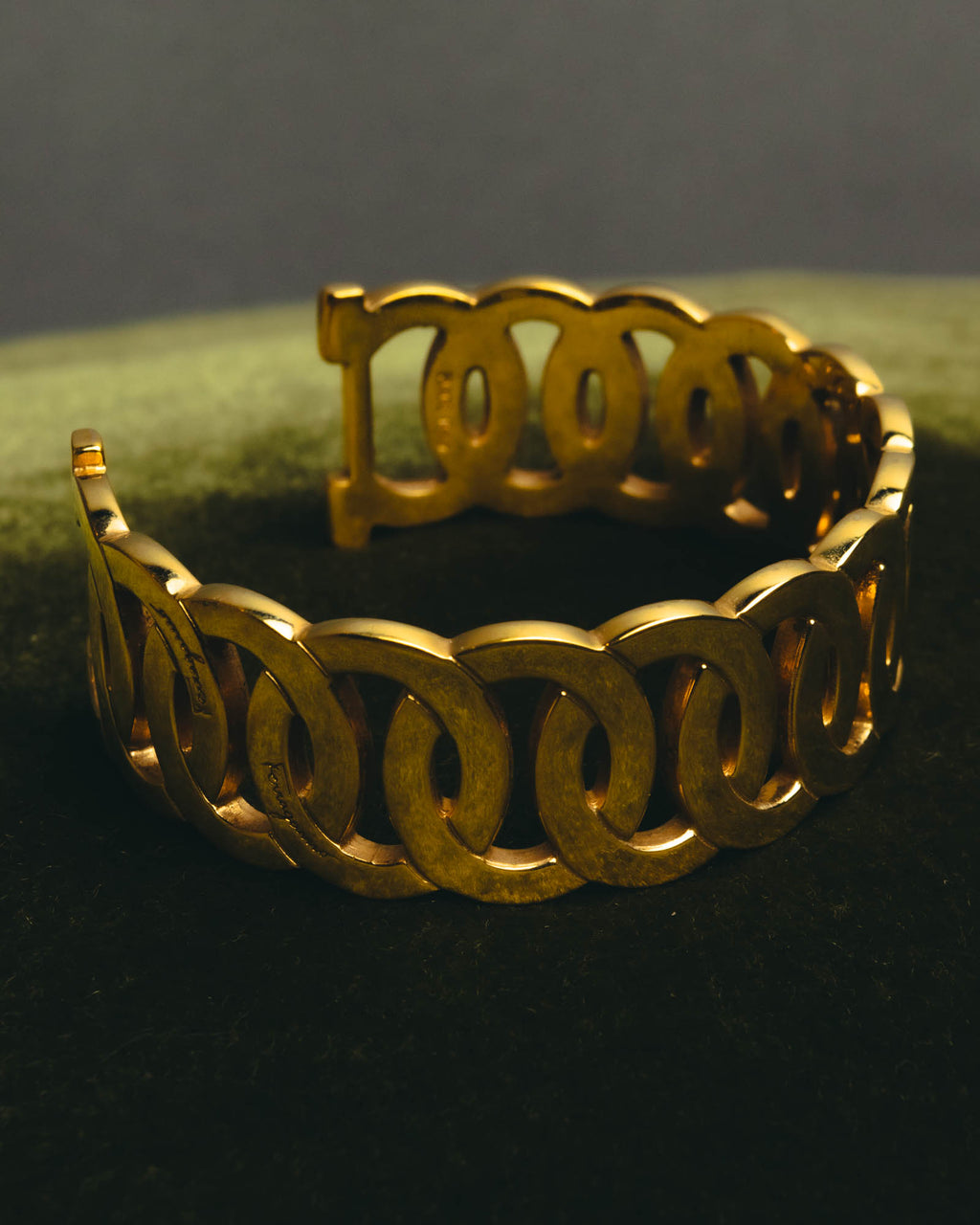 “Salvatore Ferragamo” 90’s-00’s Gancini motif gold bangle