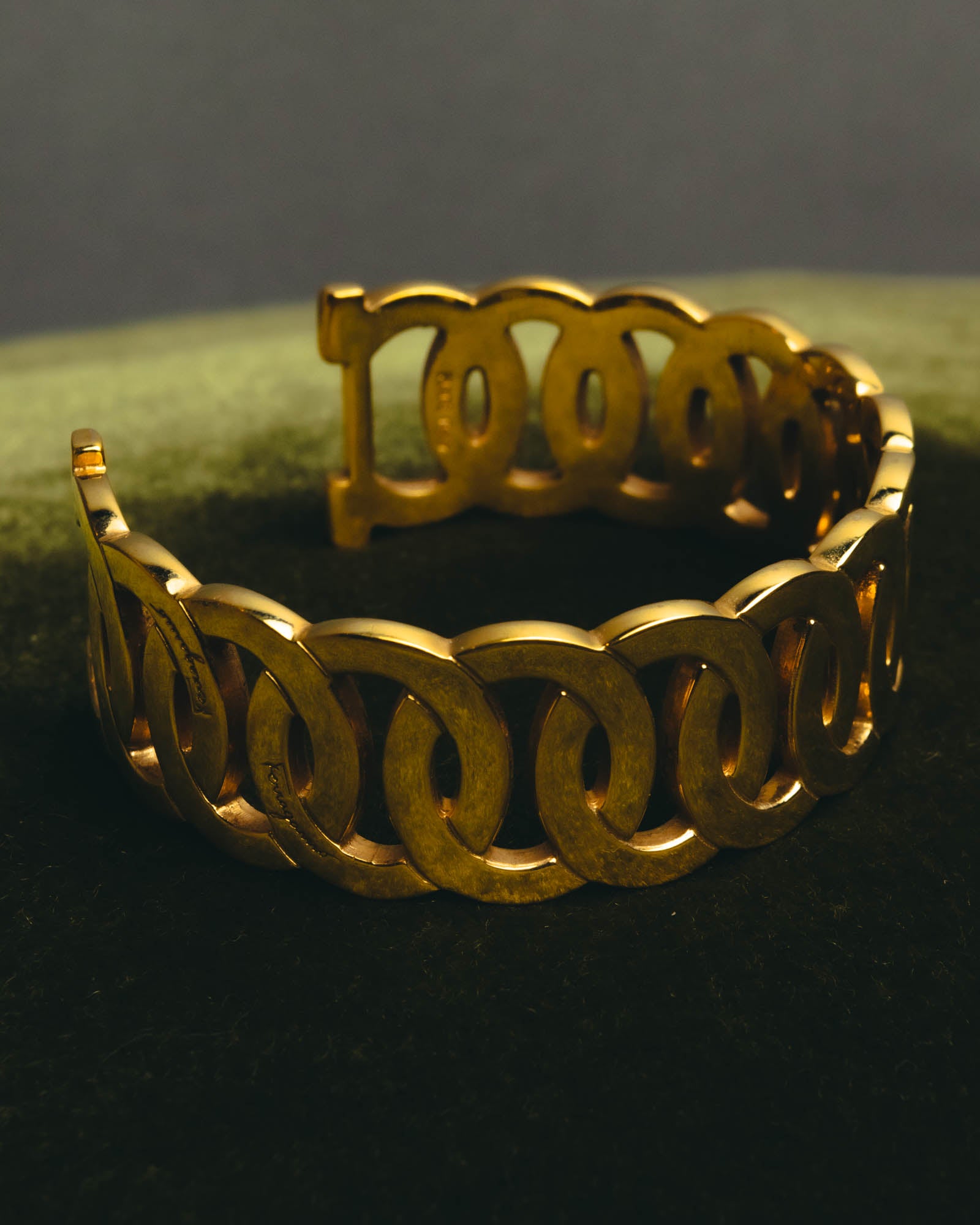“Salvatore Ferragamo” 90’s-00’s Gancini motif gold bangle