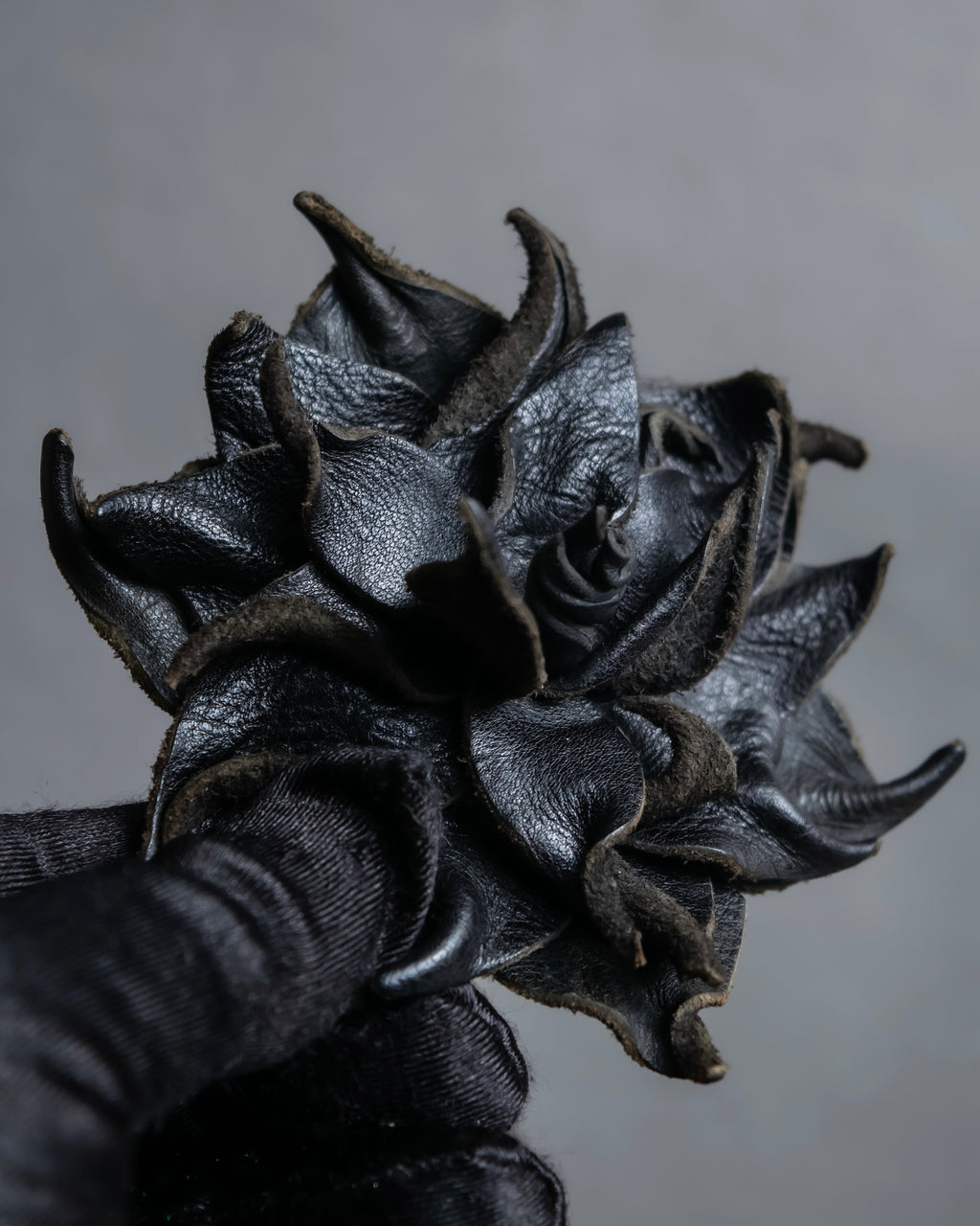 "Y's" Black leather flower motif design brooch