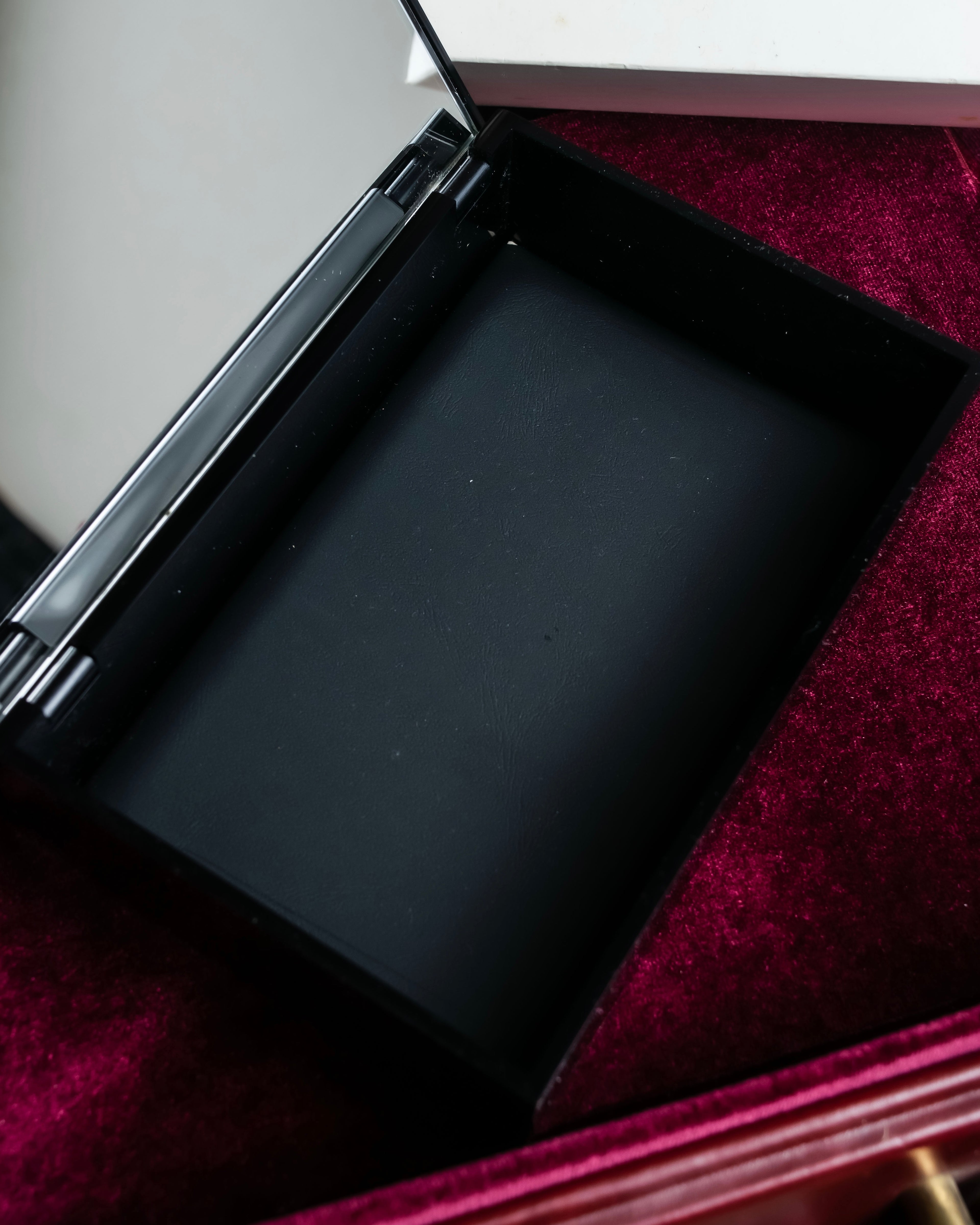"CHANEL" Logo engraved black lacquer mirror jewelry case