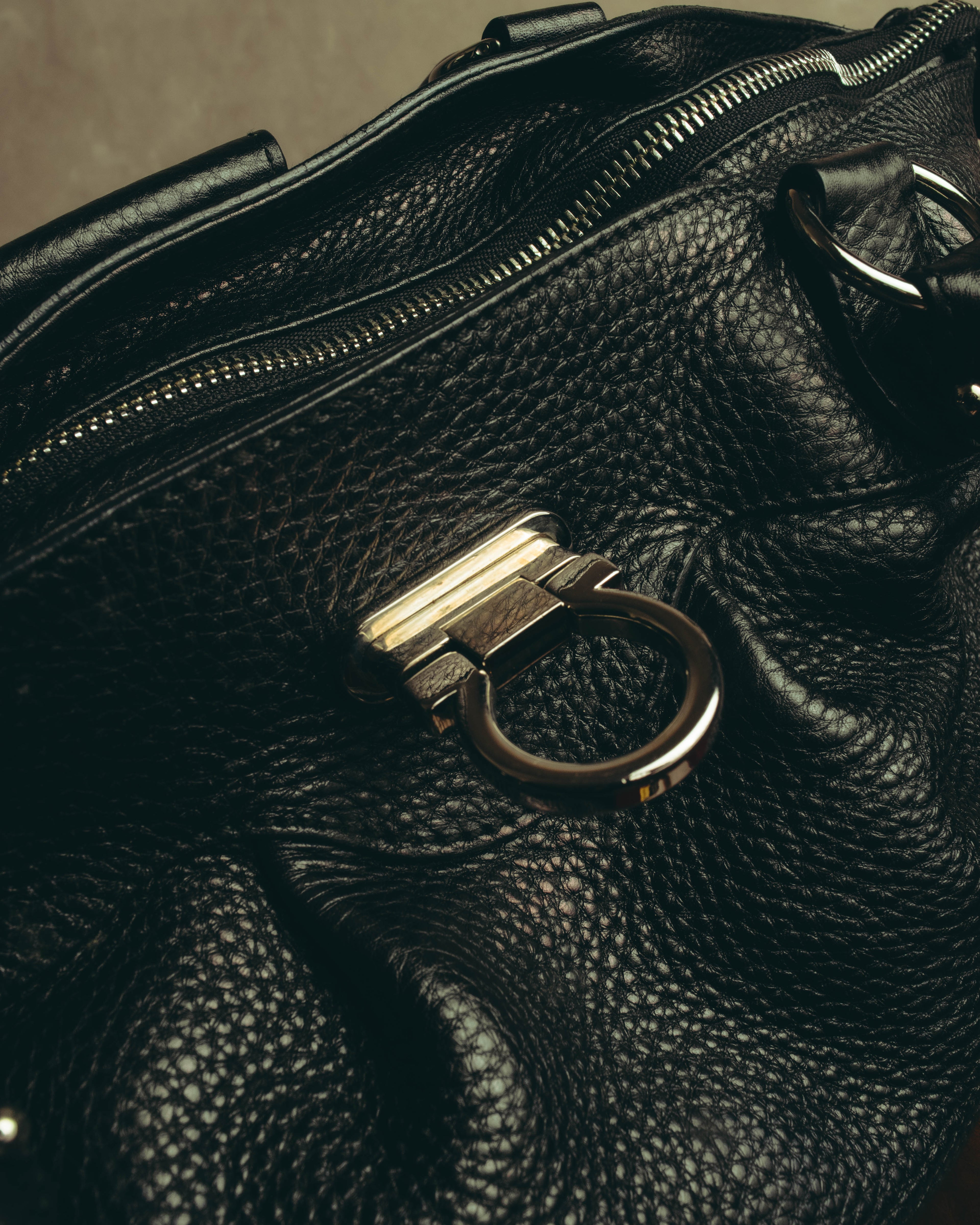 “Salvatore Ferragamo” 00’s-10’s Gancini pebbled leather handbag