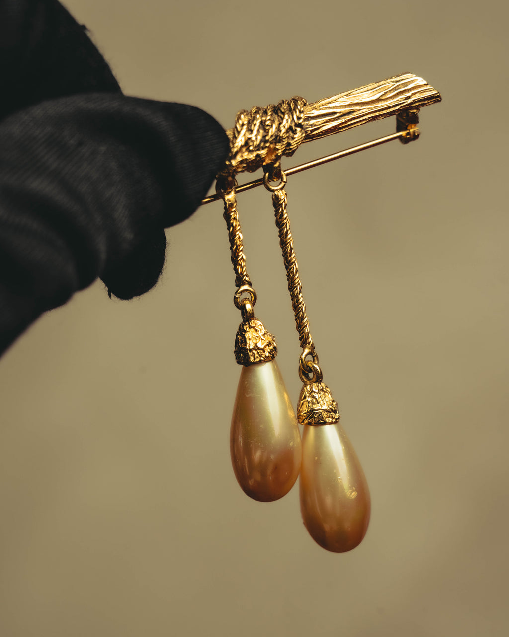 "CHANEL" 70's Sculptural faux pearl brooch