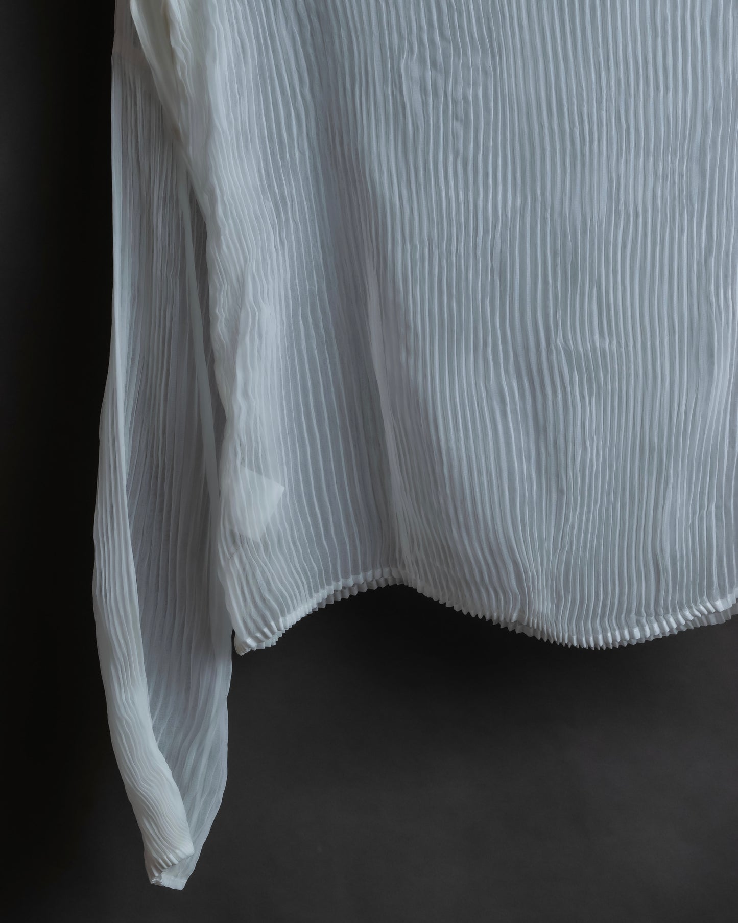 "ISSEY MIYAKE" High neck pleated sheer pullover