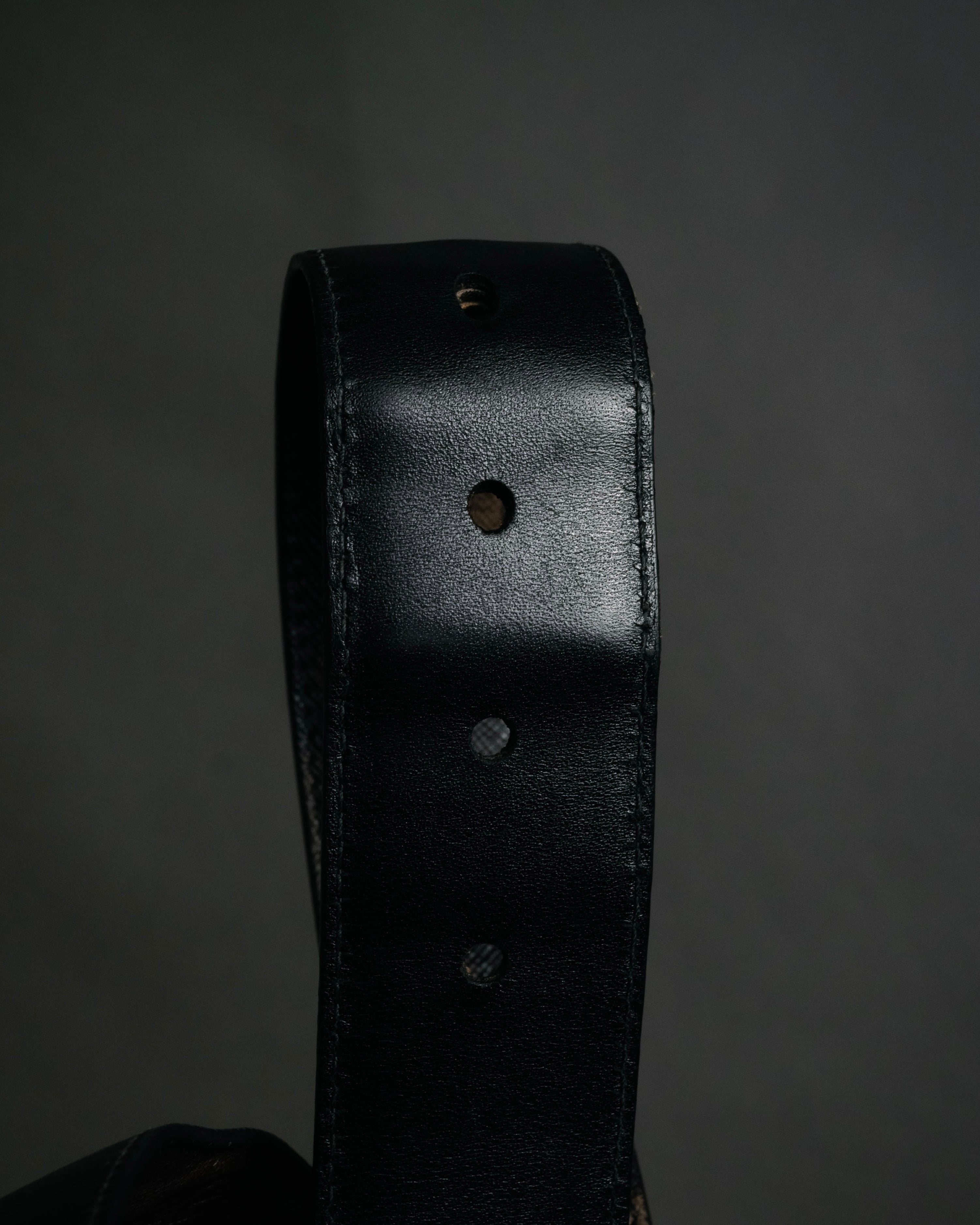 “PRADA” 2010’s Saffiano camouflage relief logo buckle
leather belt