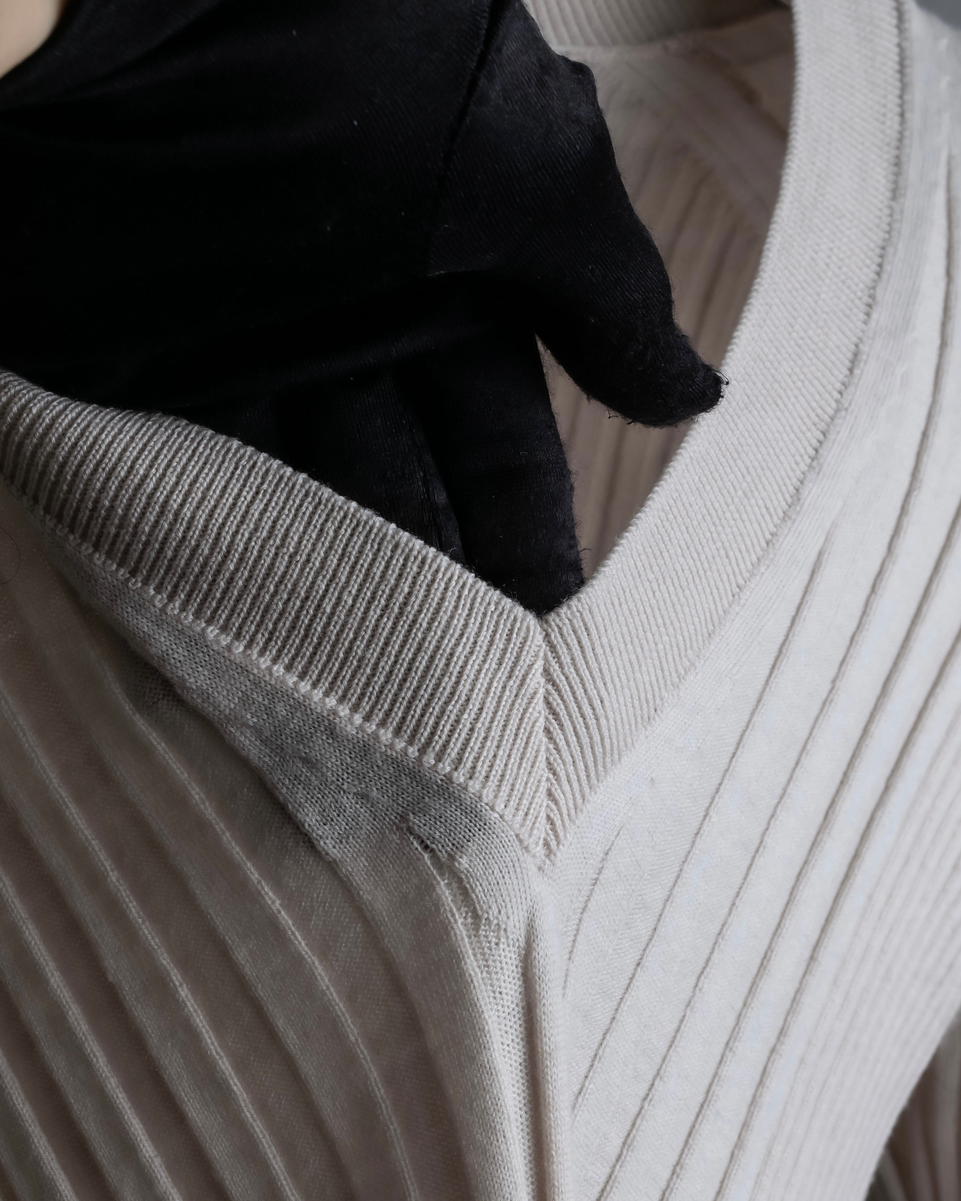 "MAISON MARGIELA" 18AW Ribbed shaped V-neck knit