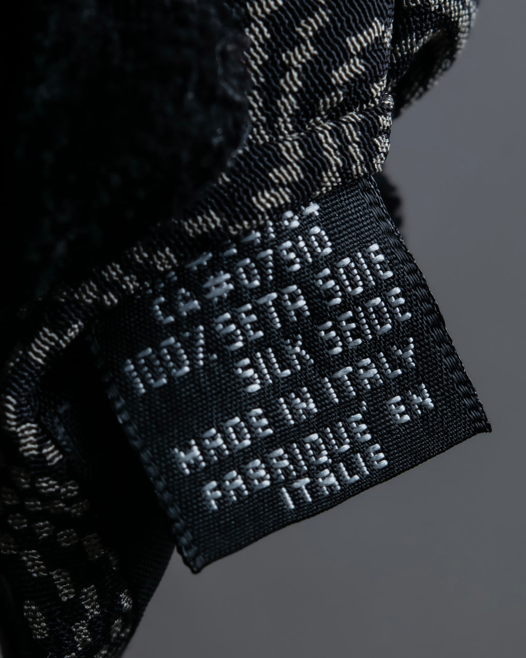 "GIORGIO ARMANI" Finely swaying wave pattern necktie