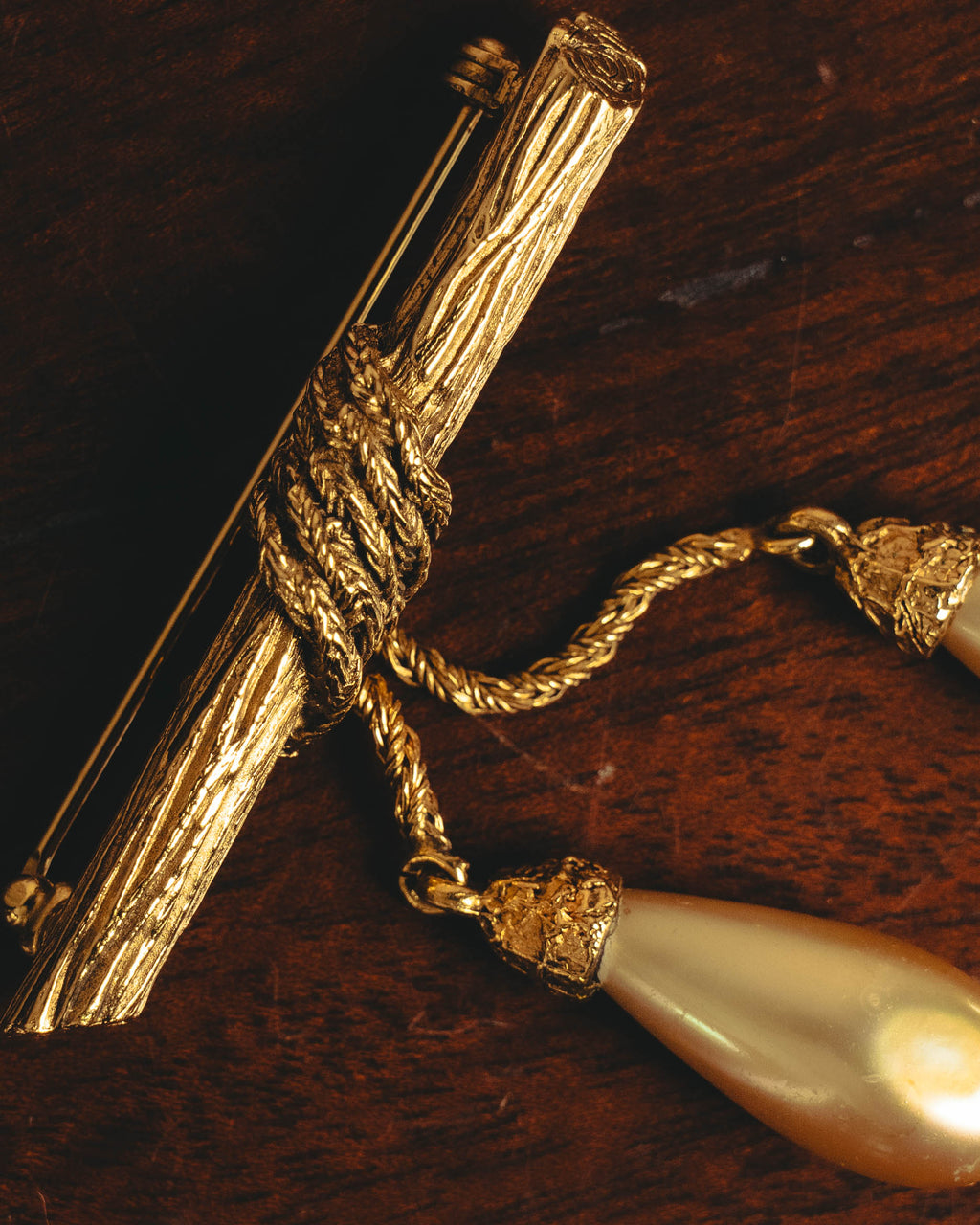 "CHANEL" 70's Sculptural faux pearl brooch
