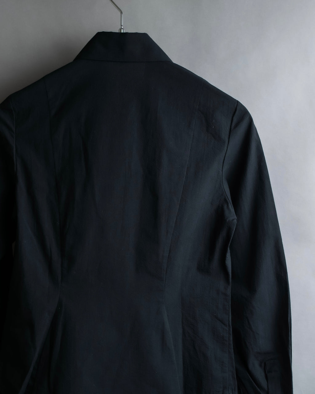 "Vivienne Westwood RED LABEL"
 Front button cutting design shirt