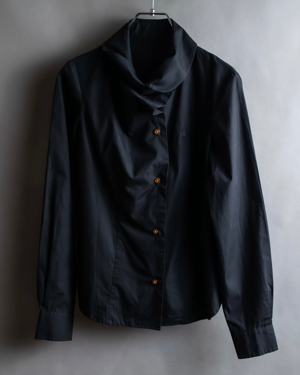 "Vivienne Westwood RED LABEL"
 Draped neck design black cotton shirt