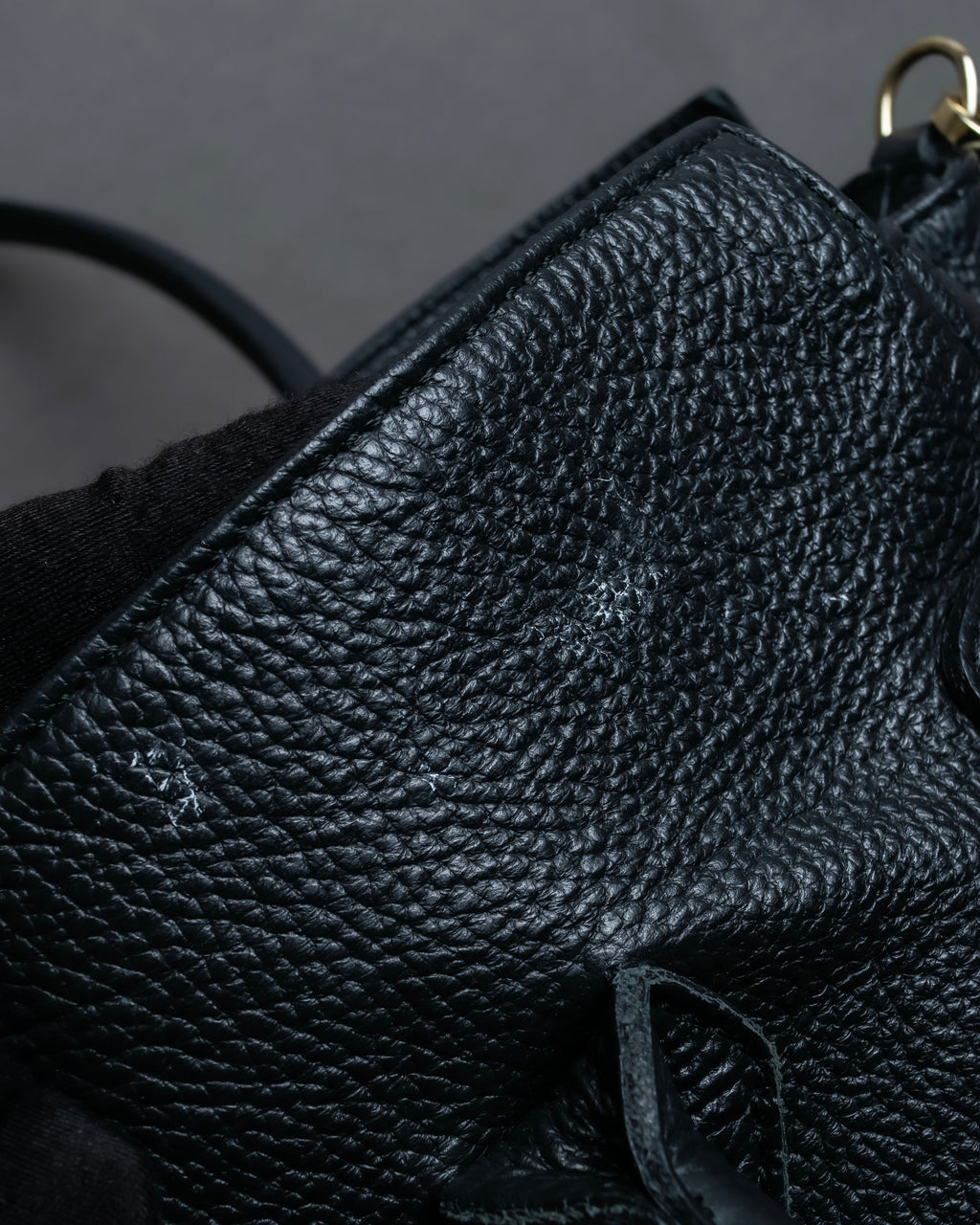 "AULENTTI" Gold closure belt design leather 2-way bag