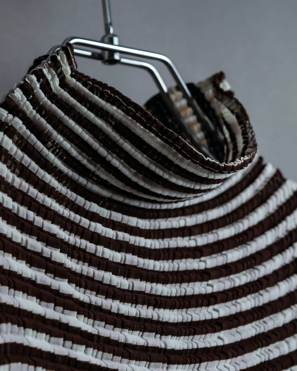 “ISSEY MIYAKE” pleats designed no sleeves high neck top