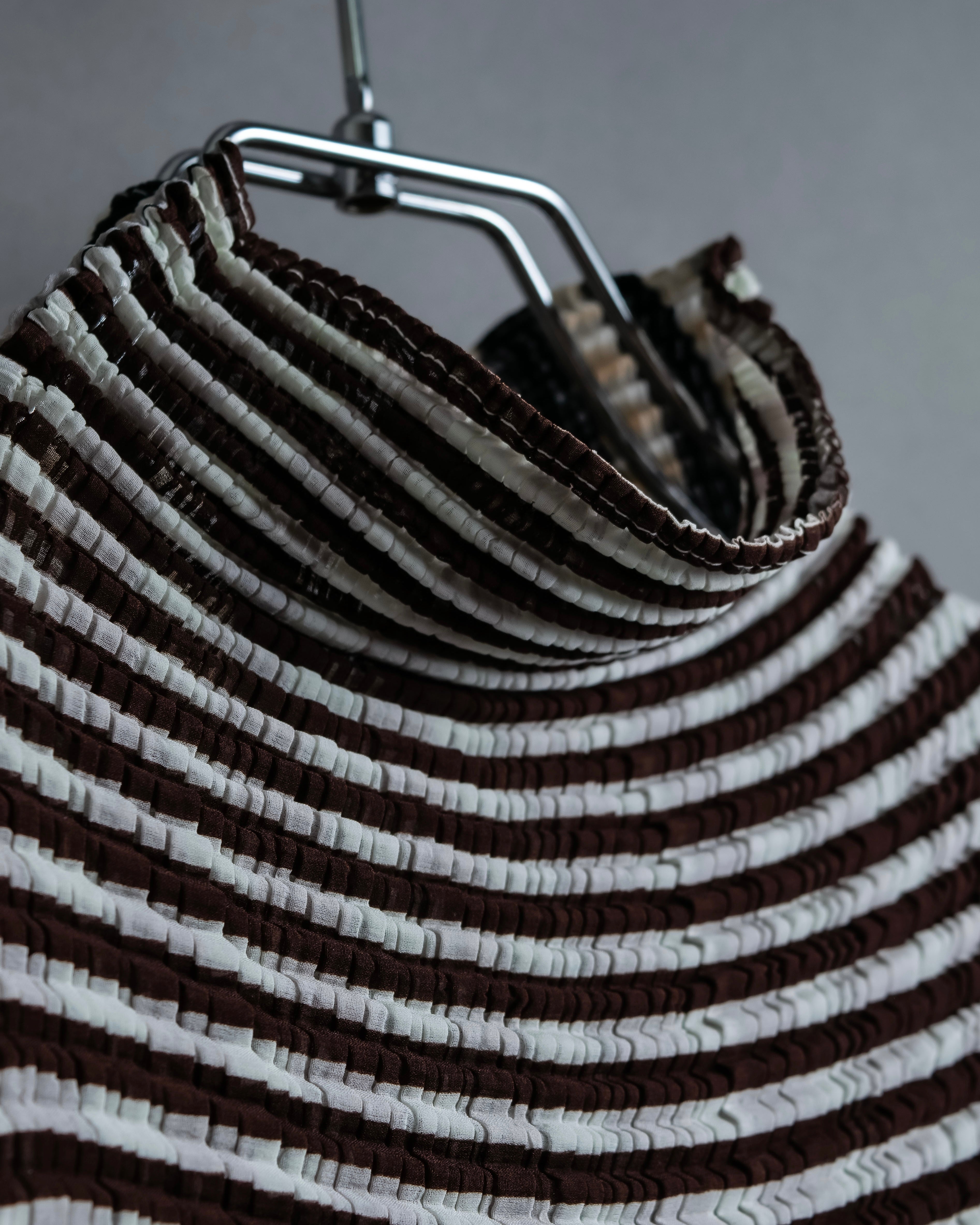 “ISSEY MIYAKE” pleats designed no sleeves high neck top