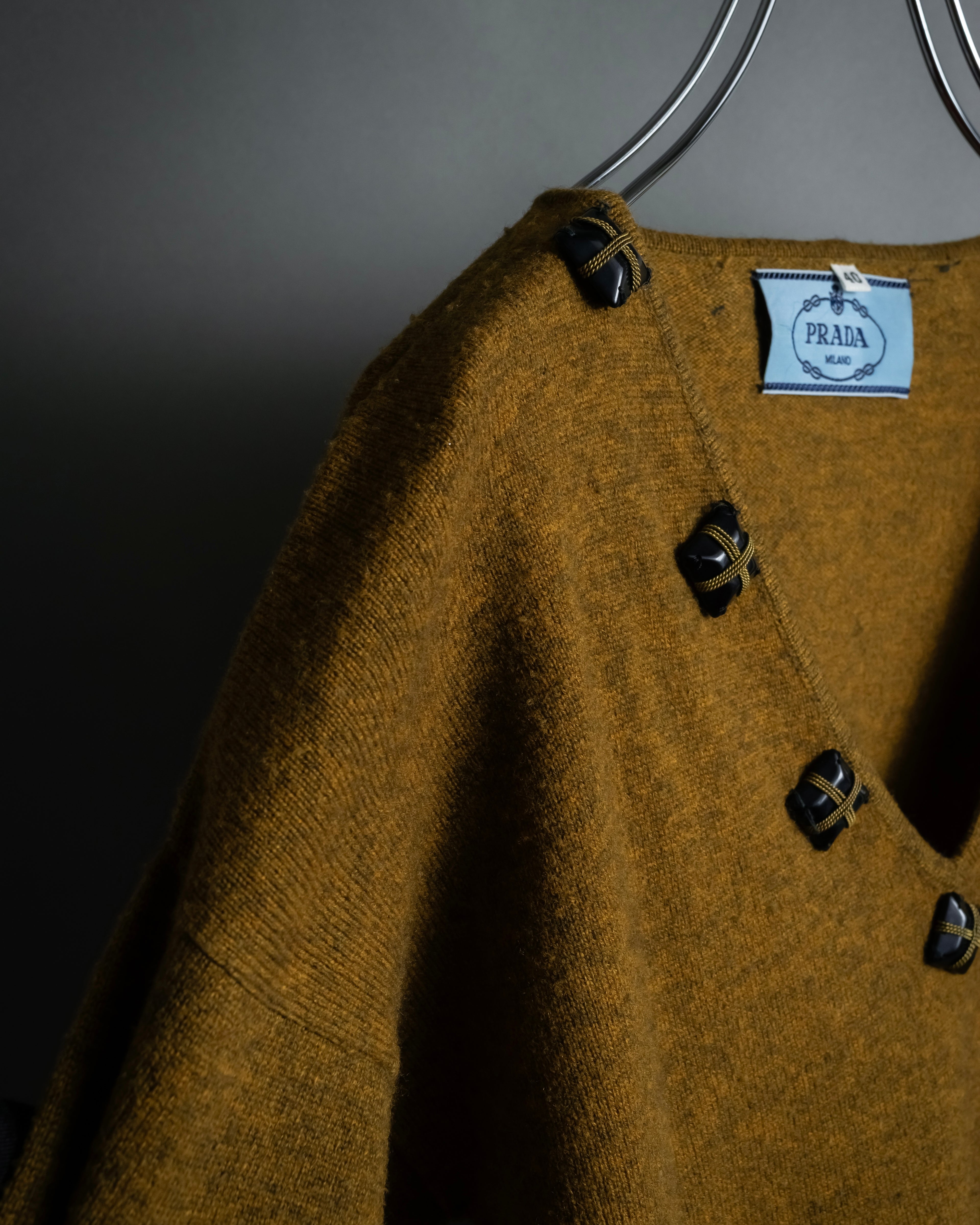 "PRADA" Jewelry decorative design V-neck knit