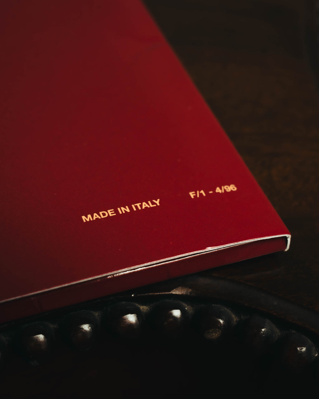 旧仕様のボックスに記された「MADE IN ITALY」と品番印字を捉えたディテールカット。