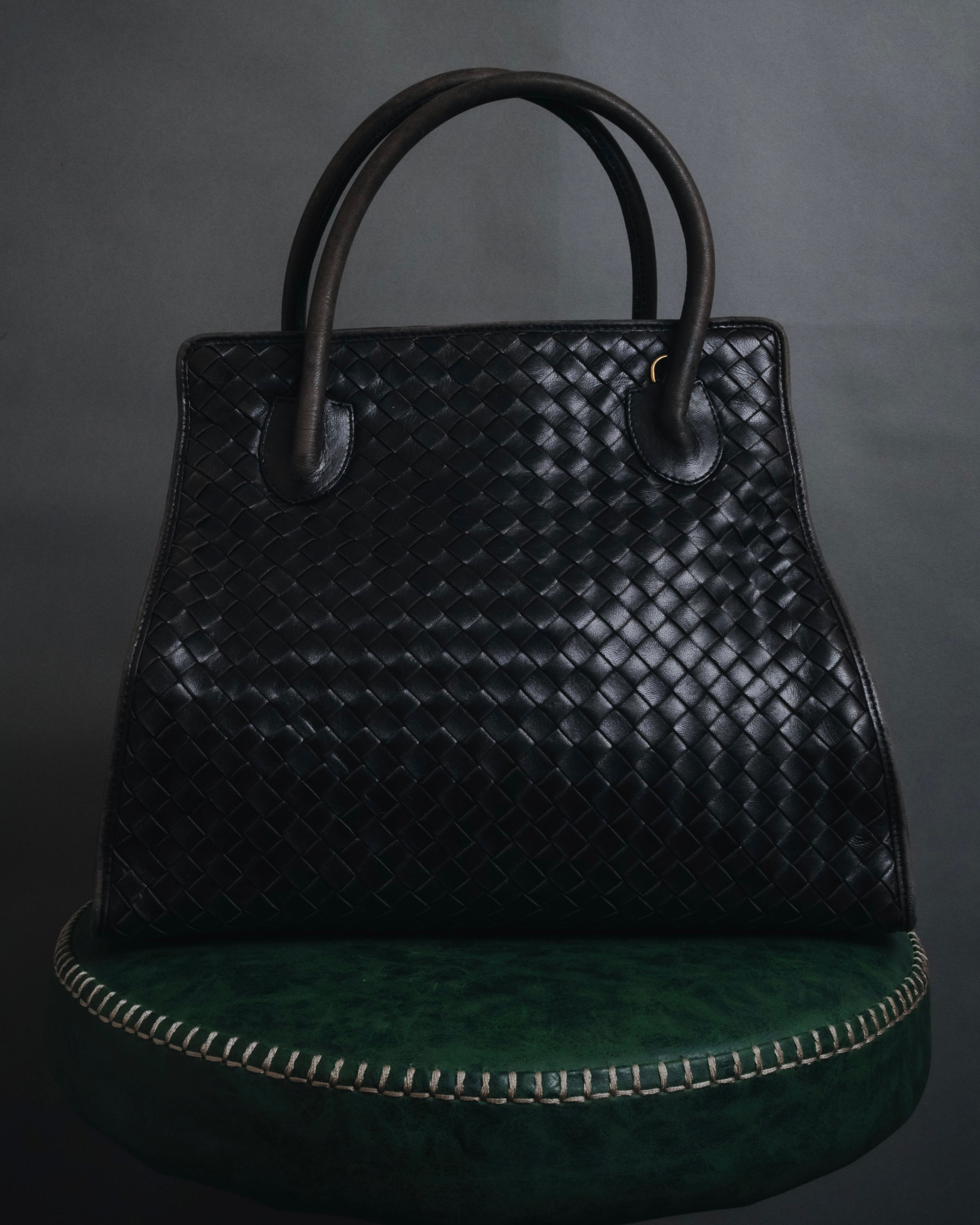 –SPECIAL– "BOTTEGA VENETA"
90’s-00’s intrecciato trapezoid handle bag