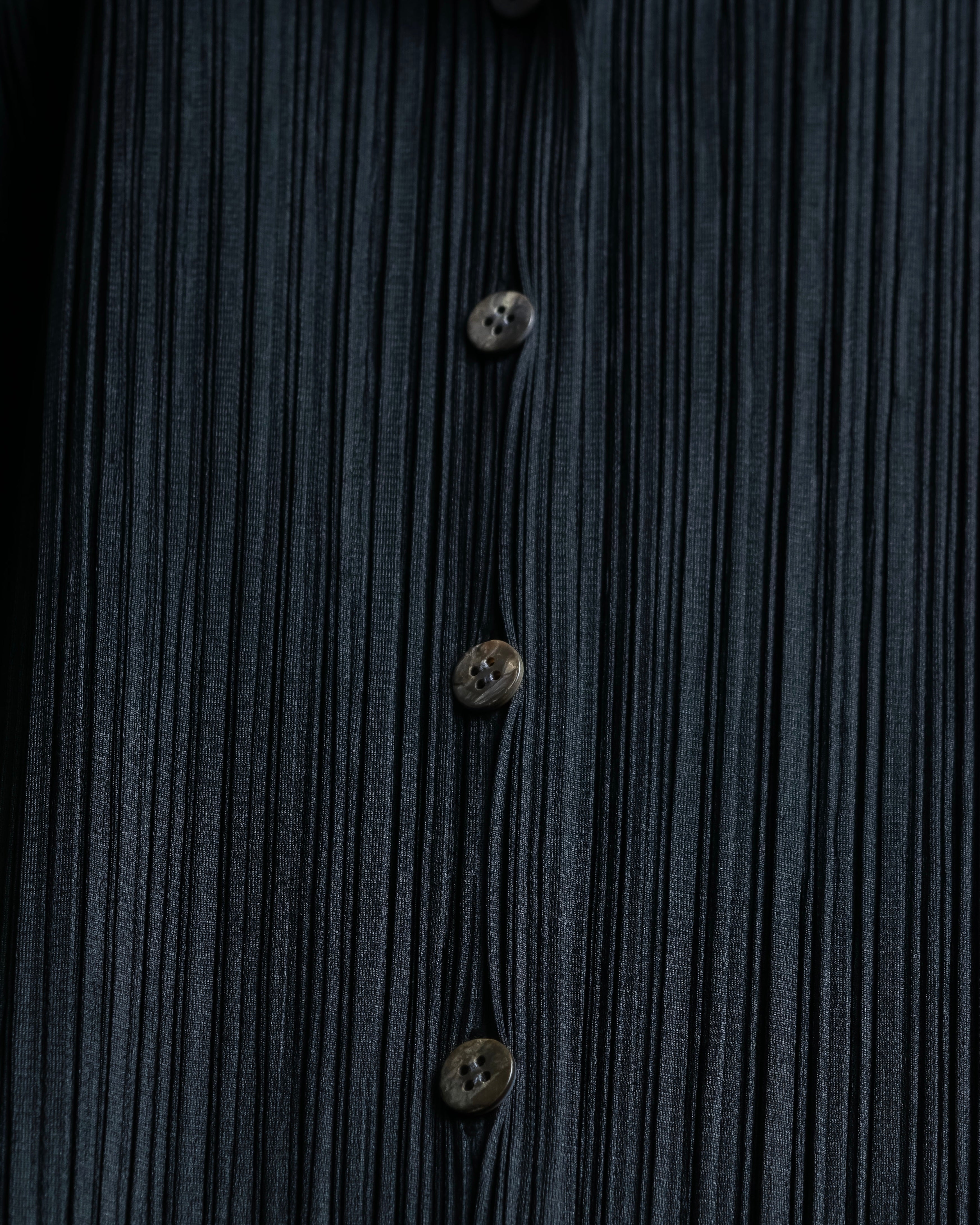 "PLEATS PLEASE ISSEY MIYAKE"
Features sleeve open collar blouse