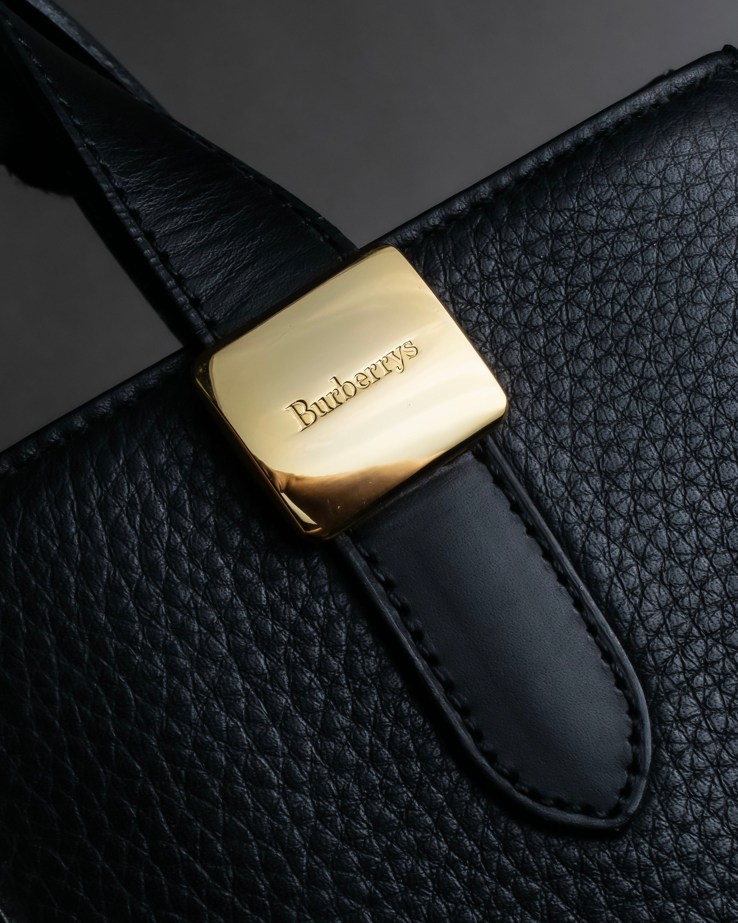 "BURBERRYS" Gold buckle design grained leather hand bag
