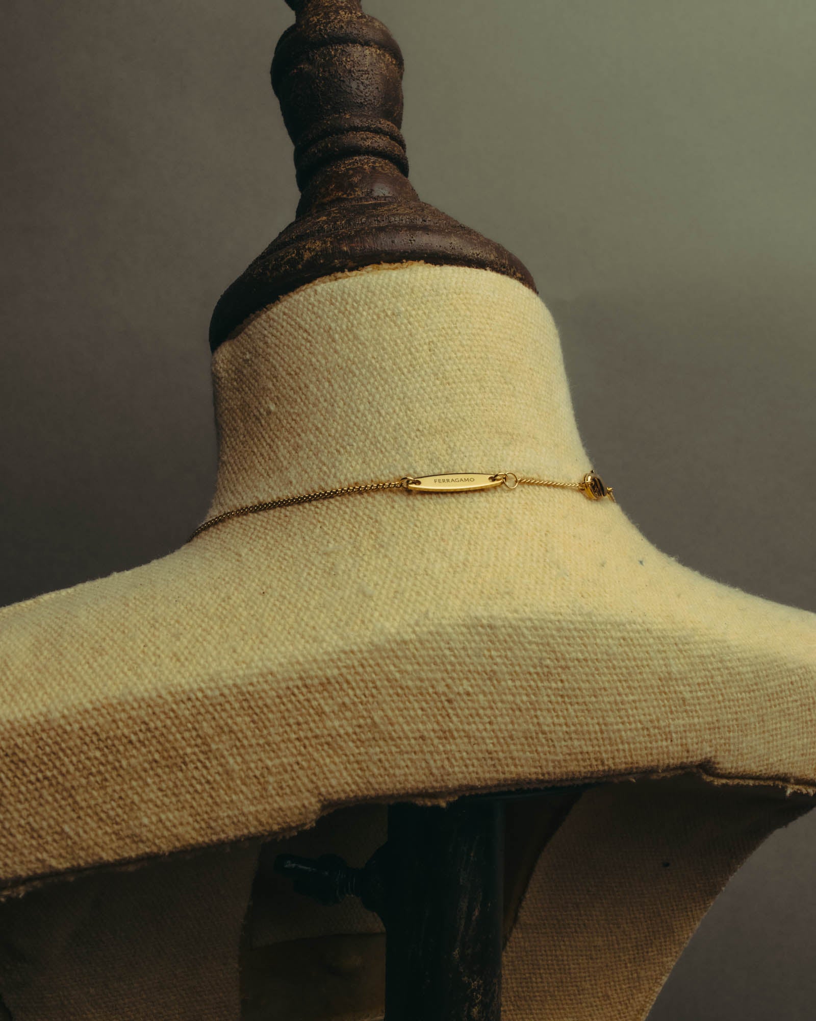 “Ferragamo” 90’s-00’s Interlocking ring pendant necklace