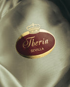 淡いアイボリー系のサテン調ライニングに配された、王冠付き楕円図案と Iberia、SEVILLA のロゴを捉えたカット。ゴールドとボルドーを基調とする内装意匠が確認できます。