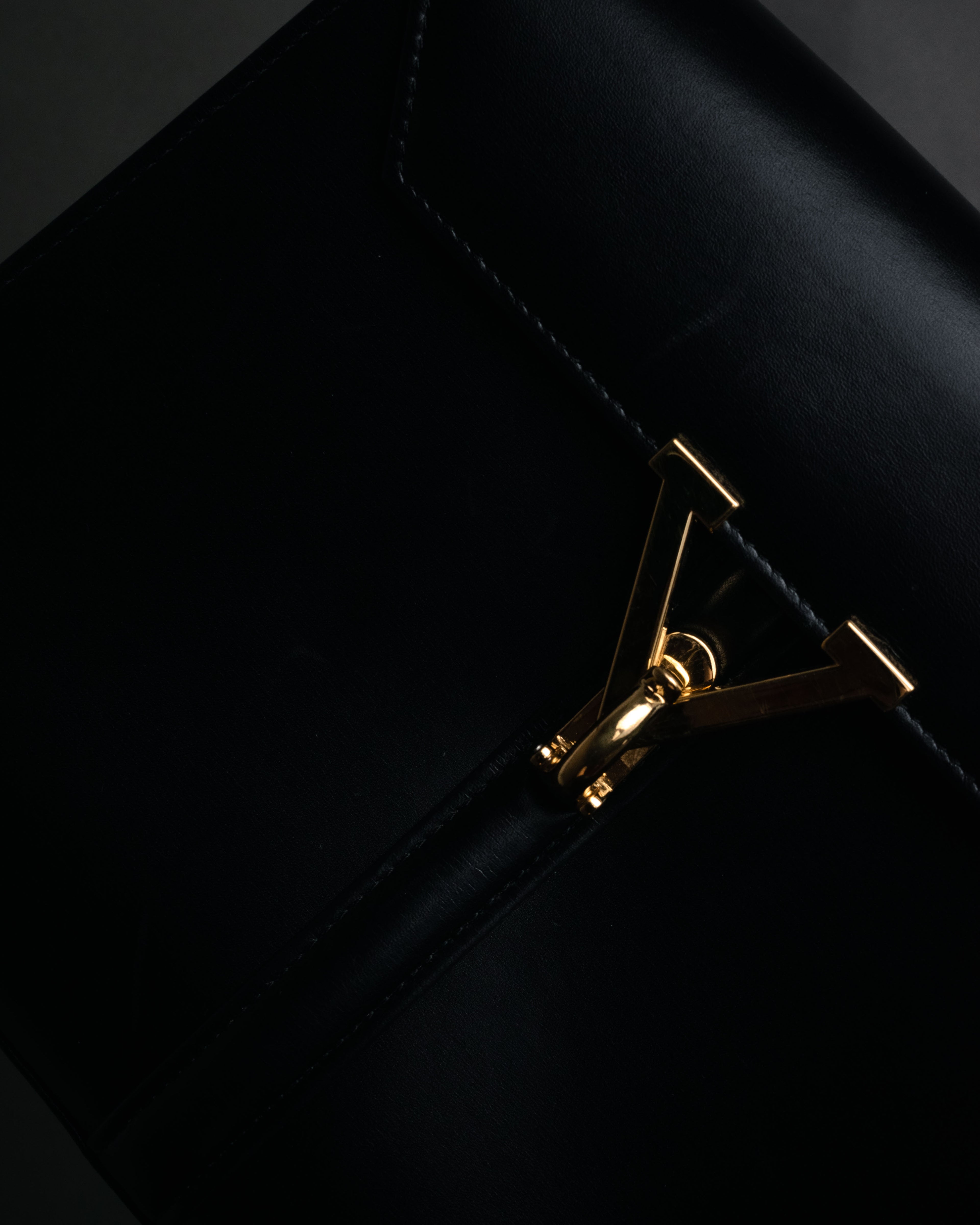 “VALENTINO GARAVANI” 80’s-90’s V clasp top handle bag