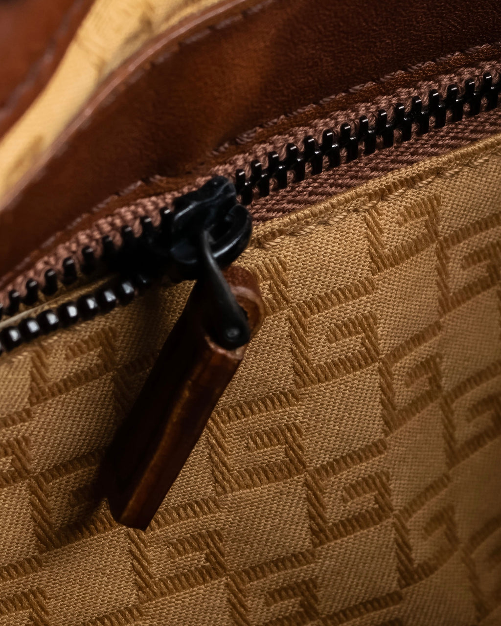 "GUCCI" Horizontally shaped cord-wrapped handle leather bag