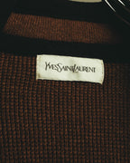 ブラウンの起毛感のあるニット生地に縫い付けられた、Yves Saint Laurentのブランドタグを確認できるカット。