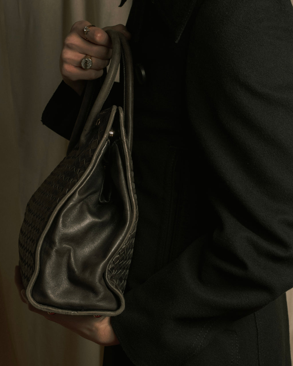 –SPECIAL– "BOTTEGA VENETA"
90’s-00’s intrecciato trapezoid handle bag