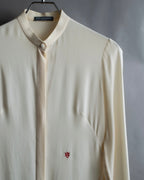 Camisa de seda con bordado en forma de logotipo "Alexandar McQueen" sin cuello