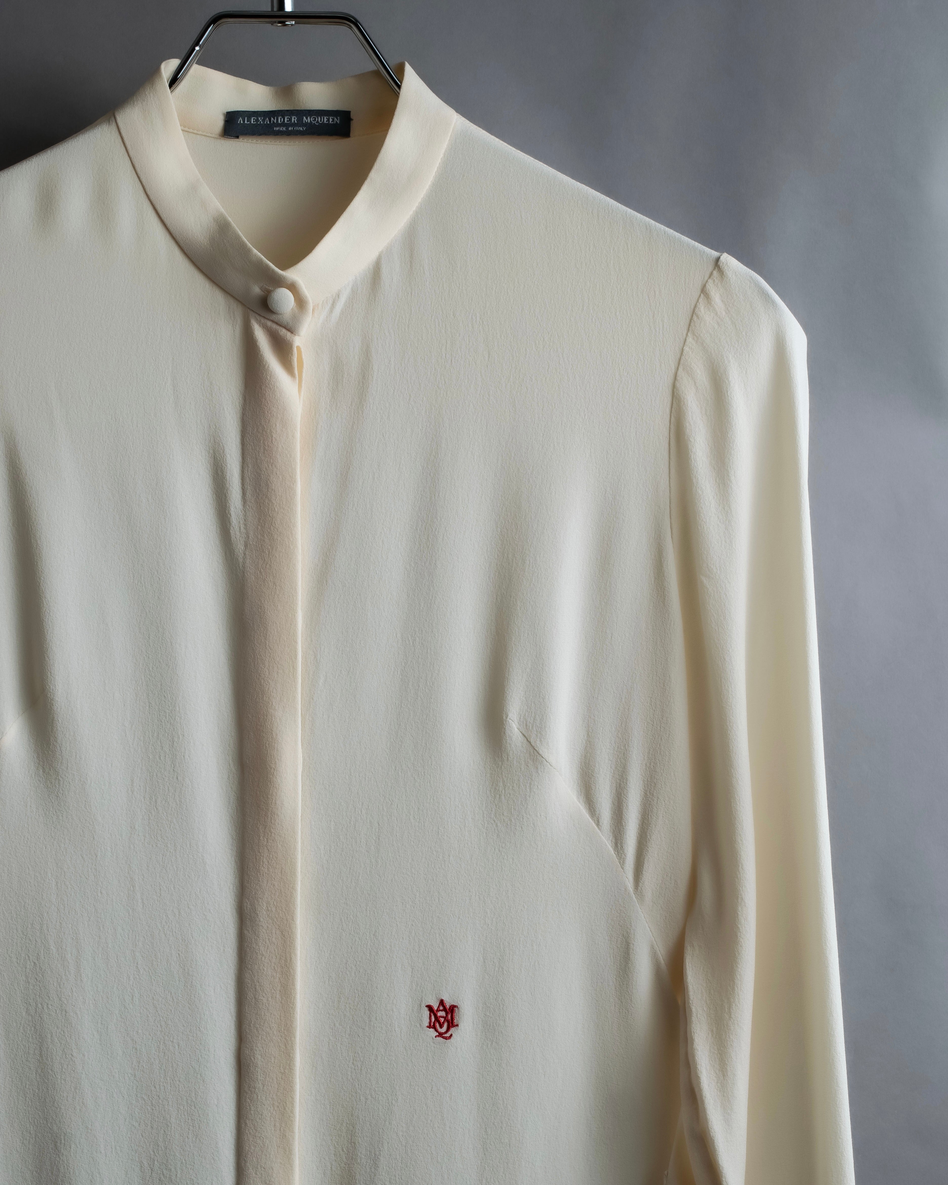 Camisa de seda con bordado en forma de logotipo "Alexandar McQueen" sin cuello