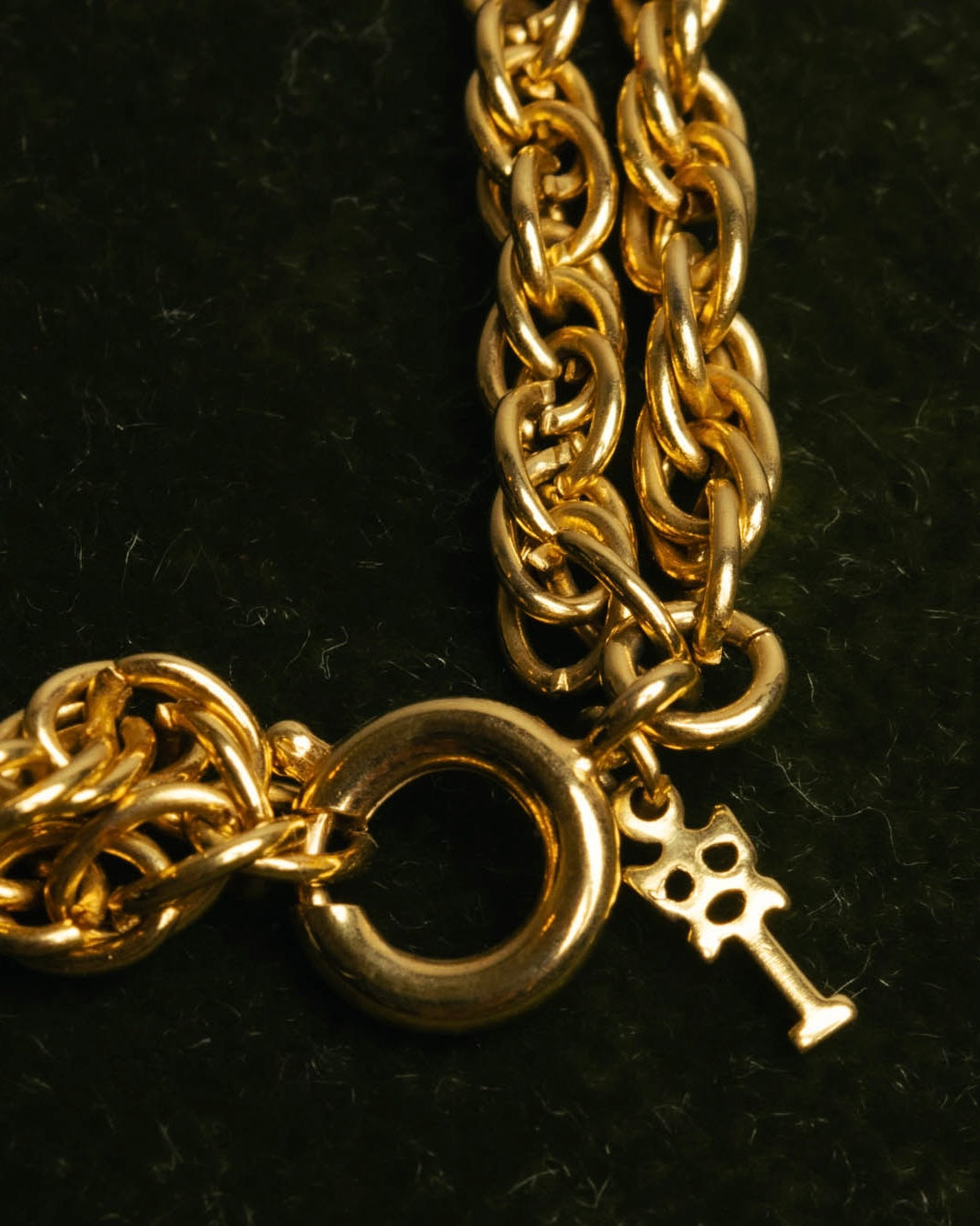 "TRIFARI" 50's-60's Ornate gold tone pendant necklace