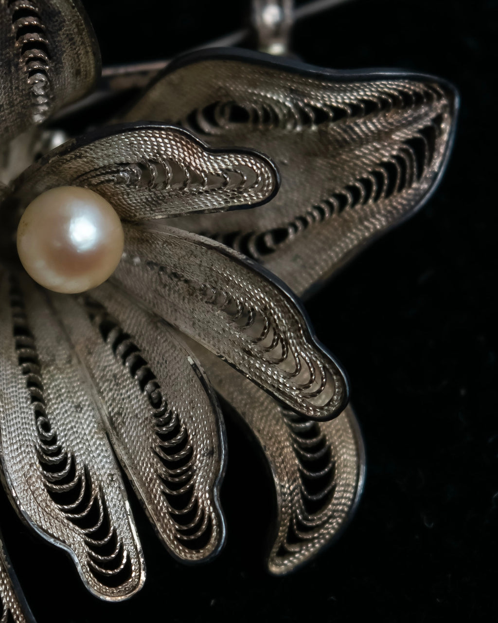 "Vintage petal motif broach"