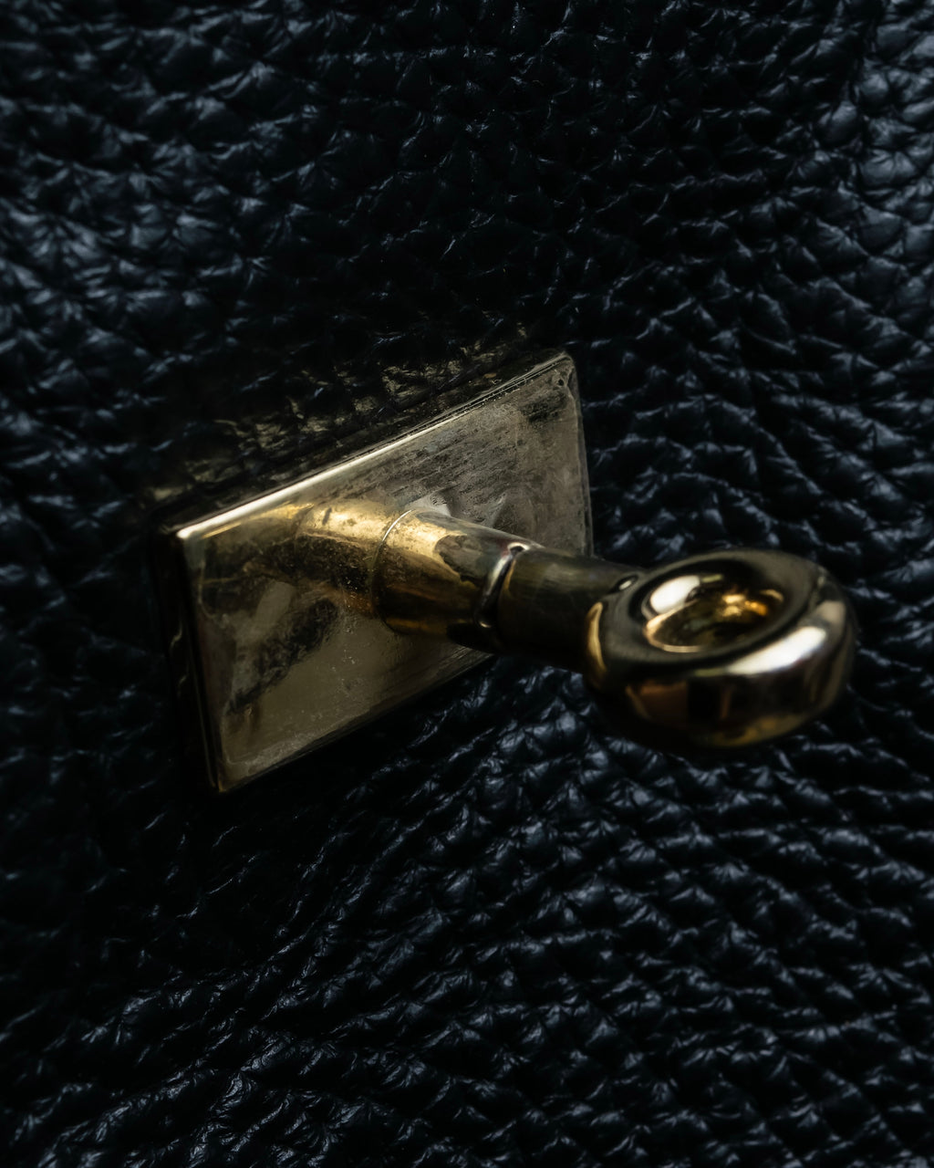 "AULENTTI" Gold closure belt design leather 2-way bag