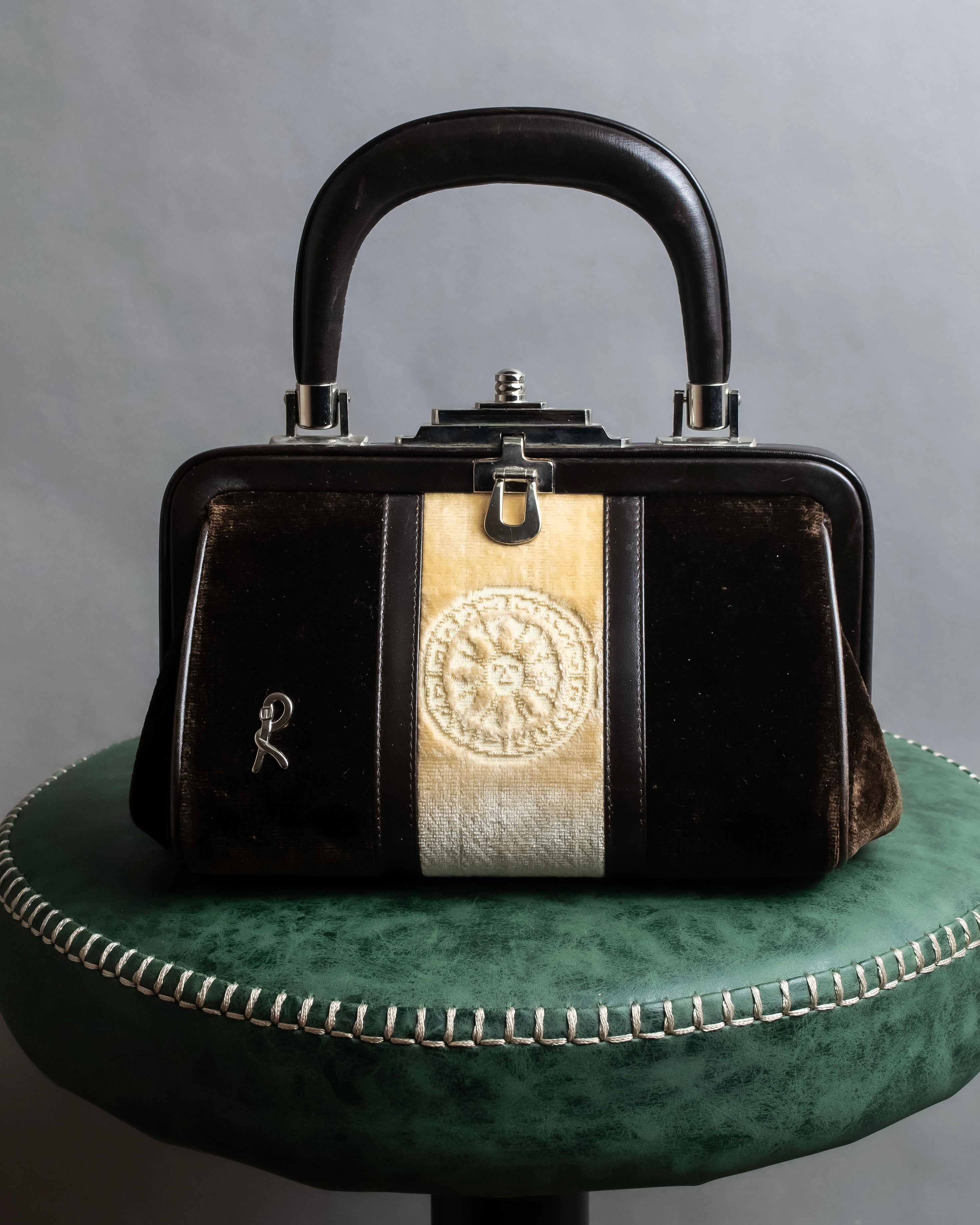 "Roberta Di Camerino"
 Velvet combination design hand bag