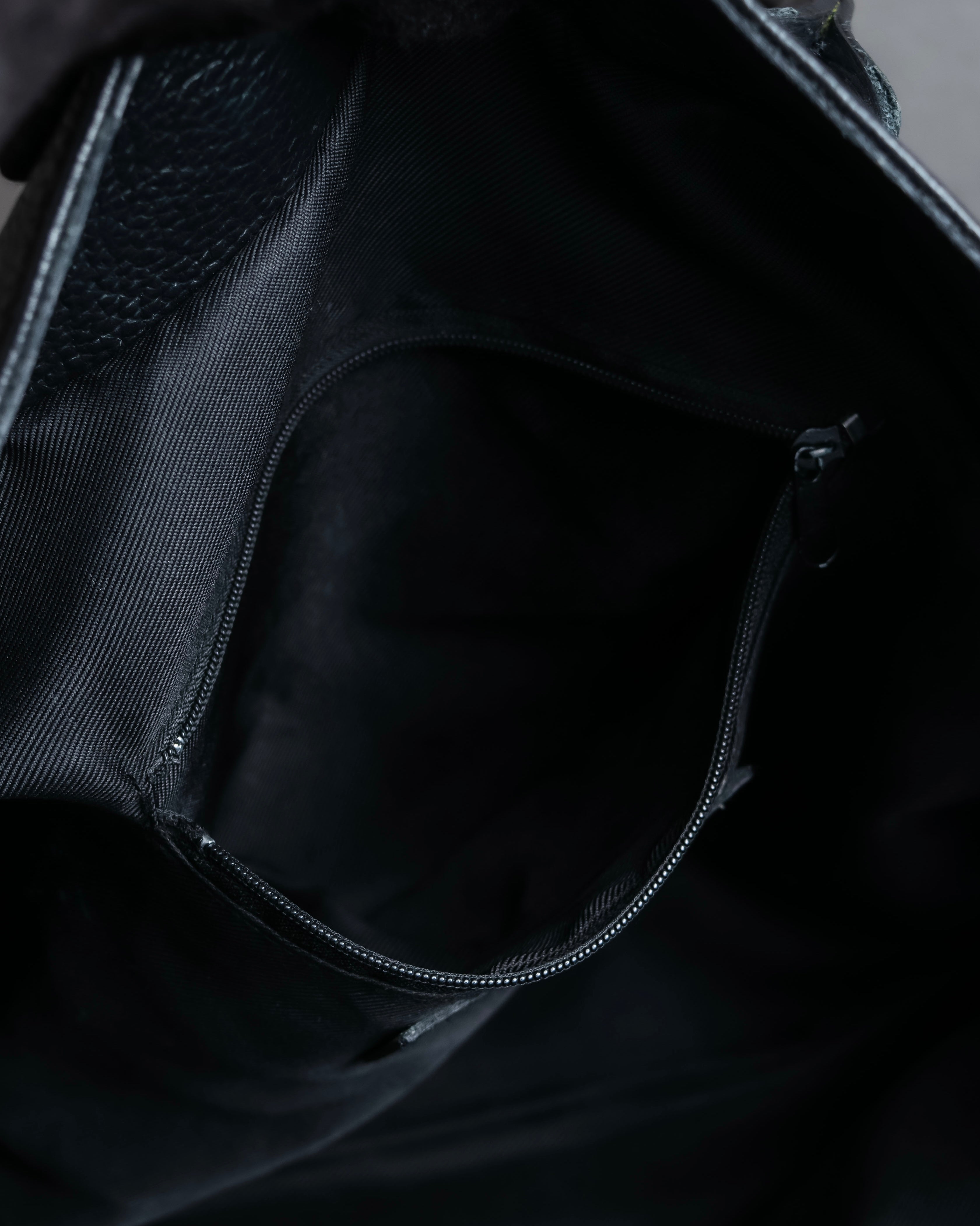 "AULENTTI" Gold closure belt design leather 2-way bag