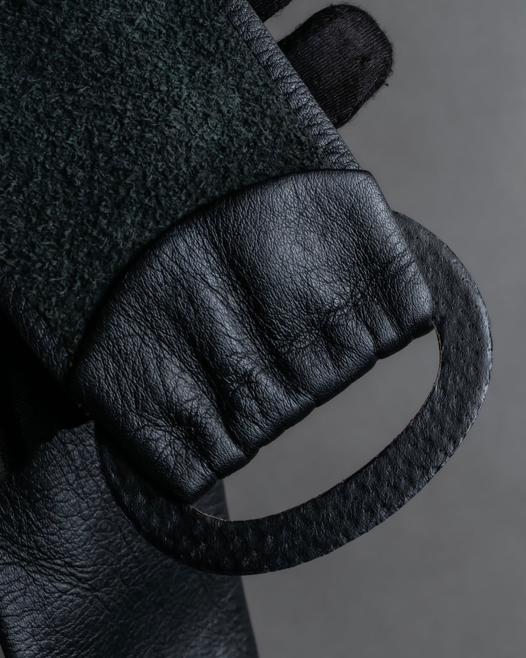 "BURBERRYS" Oval buckle design, supple leather belt