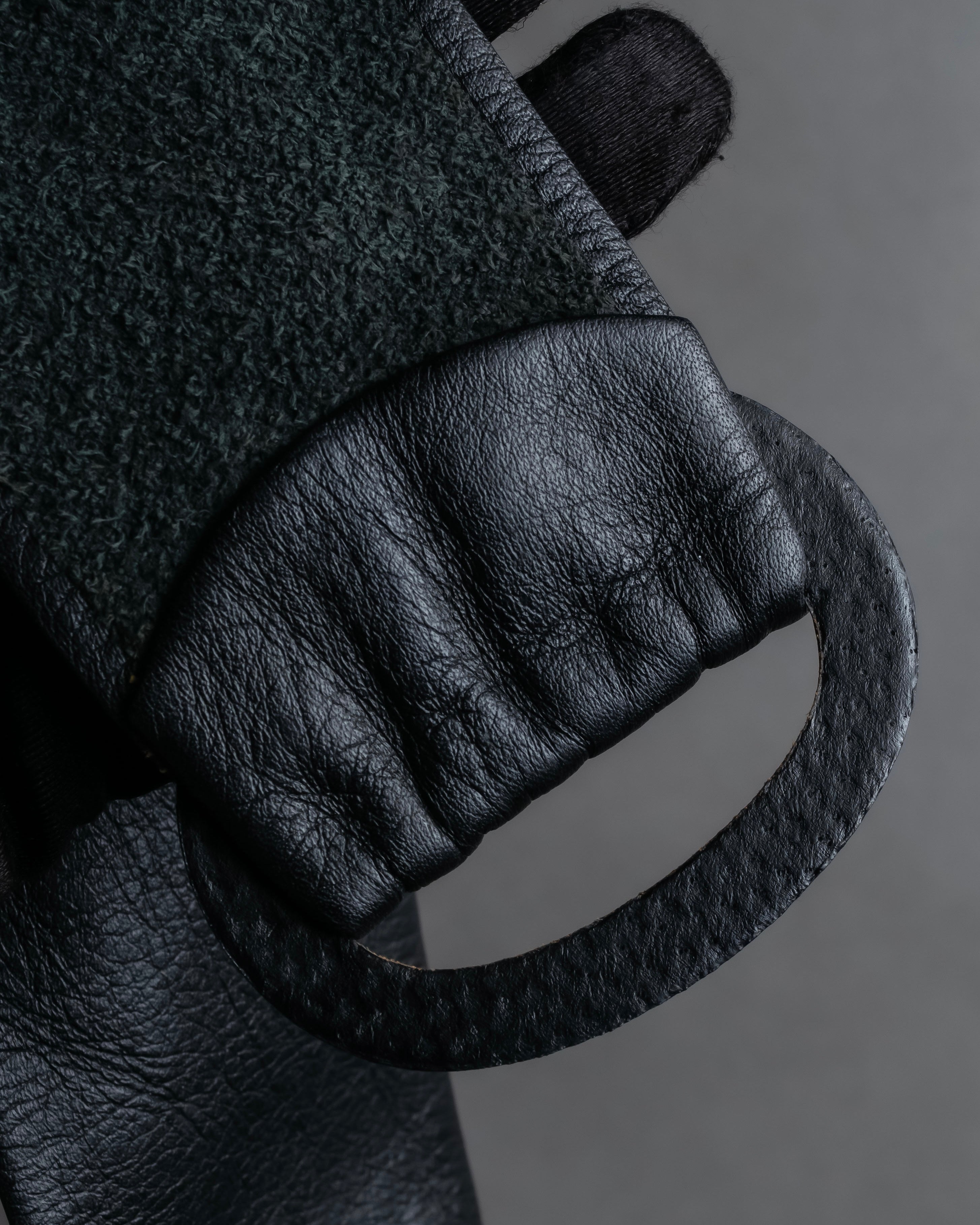 "BURBERRYS" Oval buckle design, supple leather belt